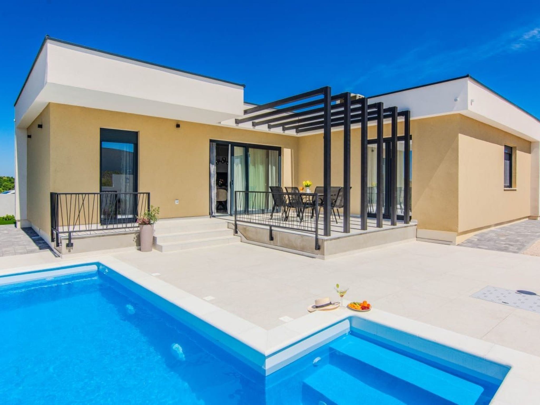 Neues modernes Poolhaus in Privlaka-Draußen