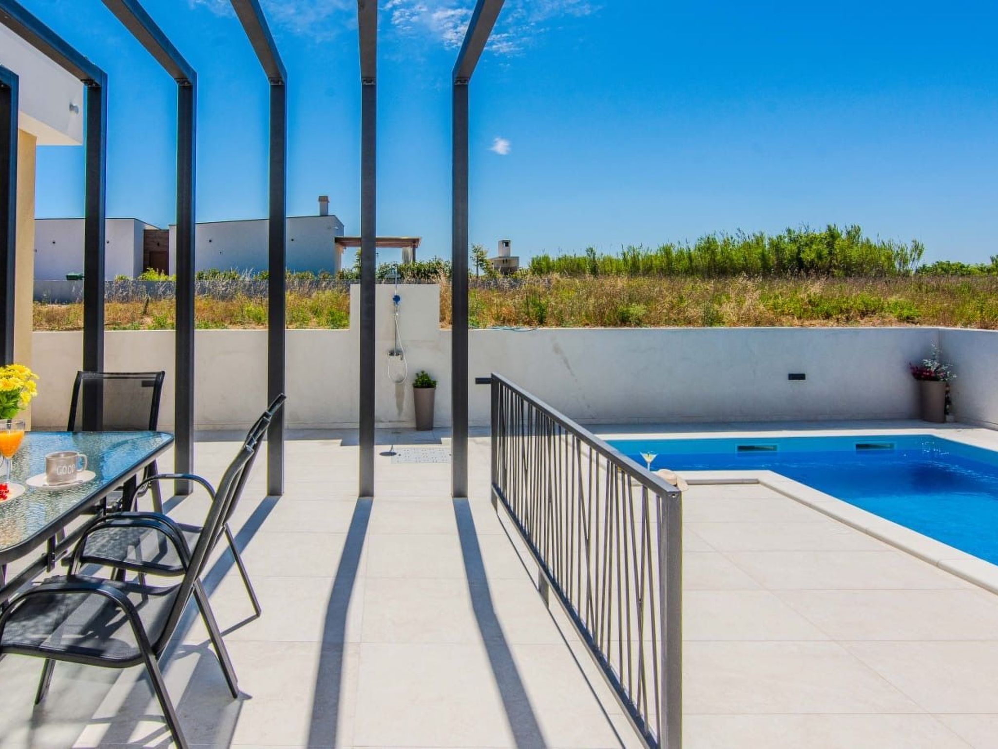 Neues modernes Poolhaus in Privlaka-Draußen