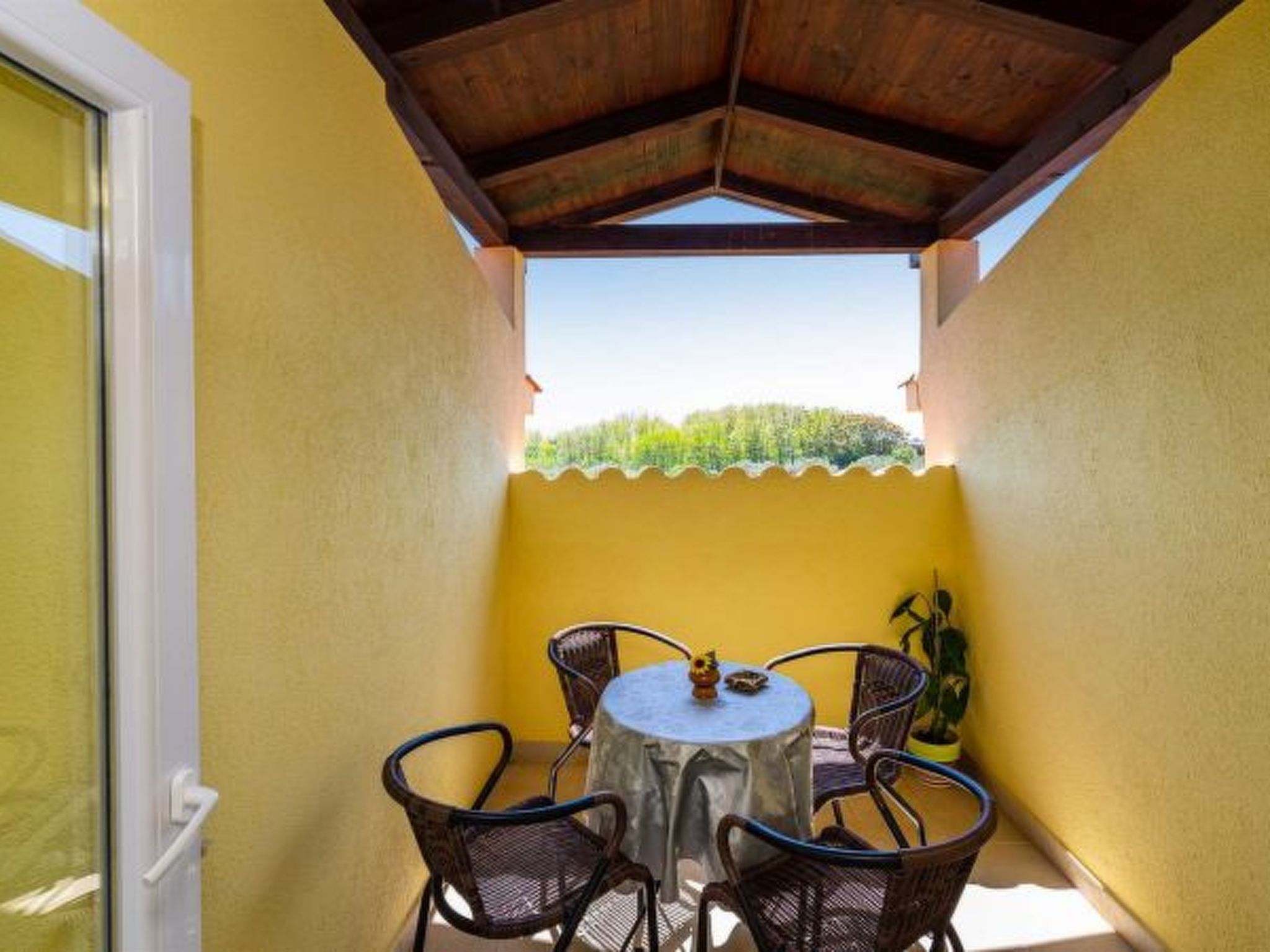 Apartment house Simoni with pool - Image-tags.info