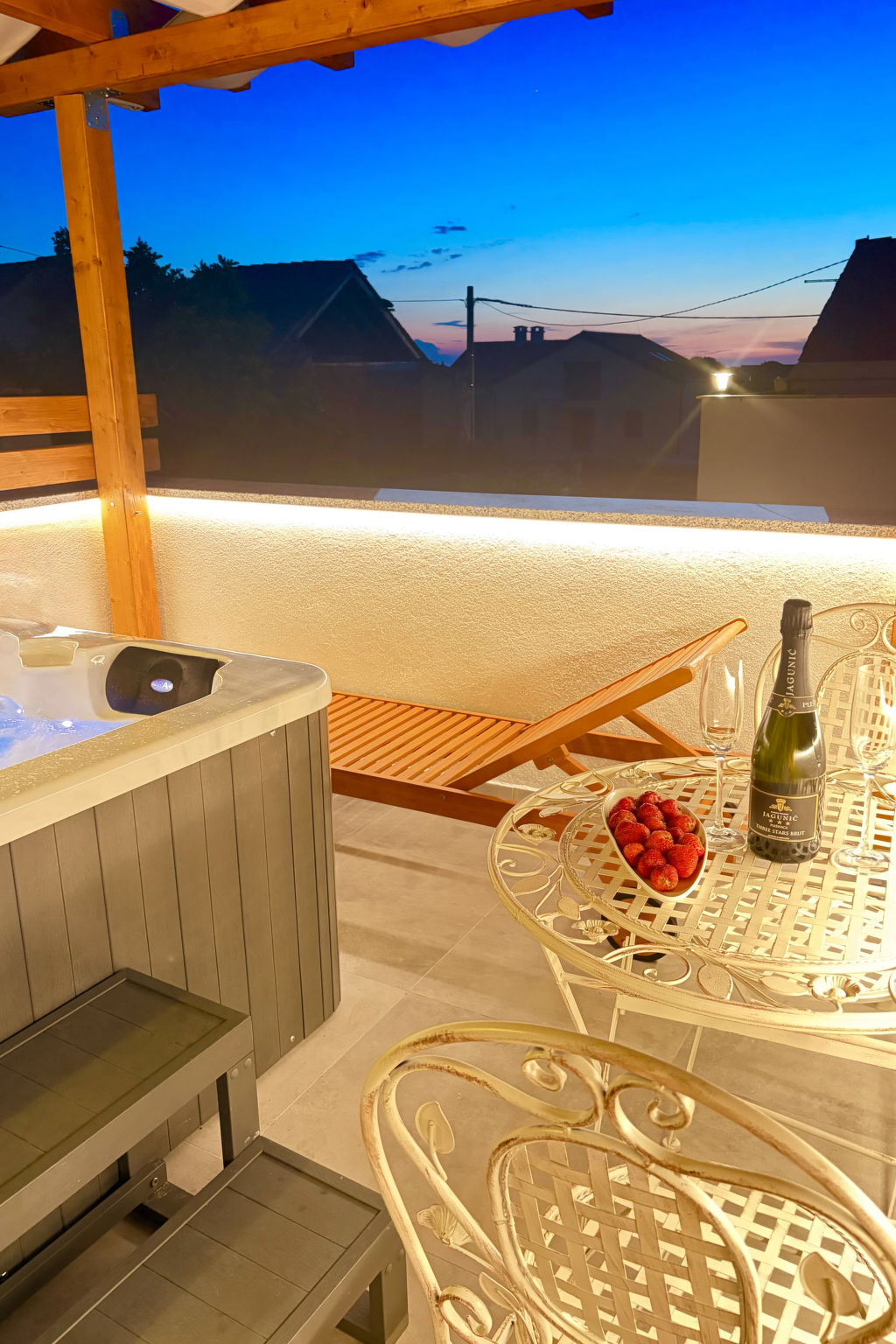 Holiday House Blažov Dvor with jacuzzi - Buiten