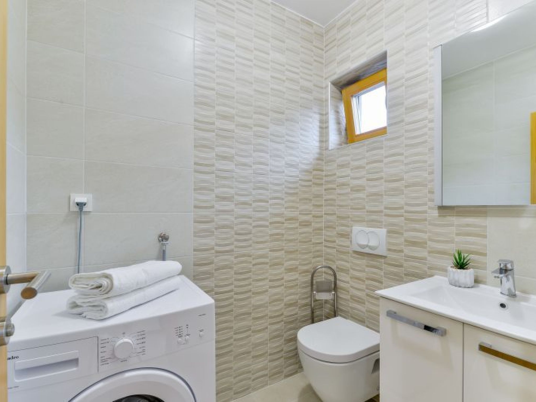 Vila Megy -  ID 2209-Image-tags.info