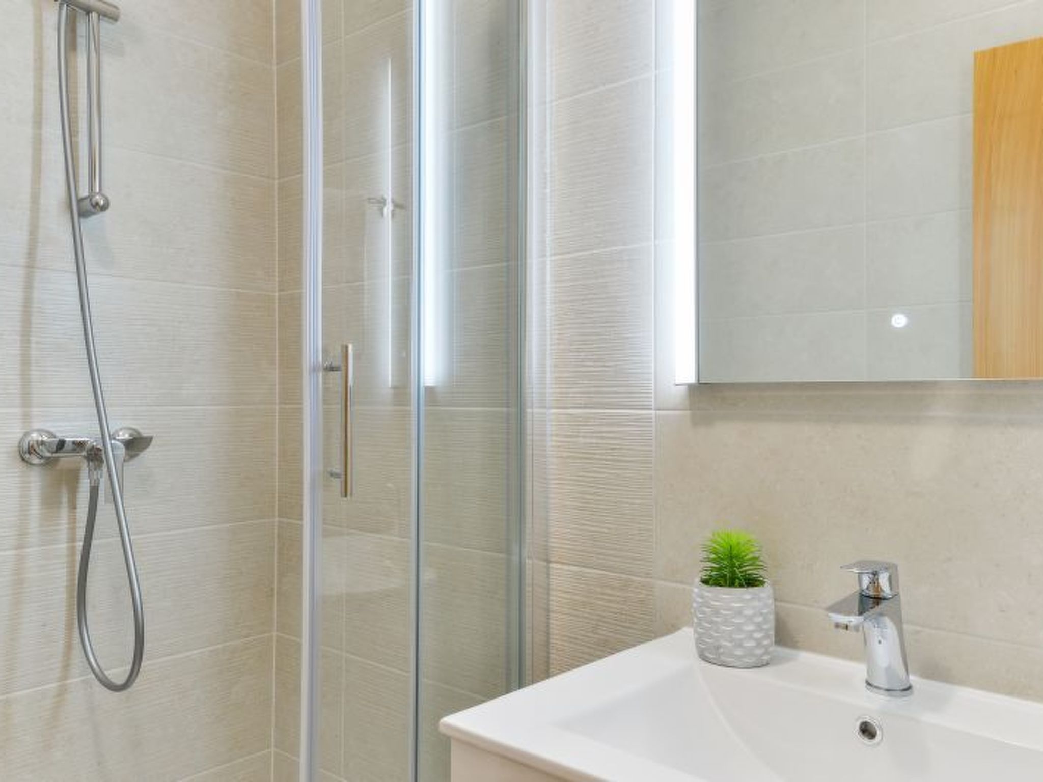 Vila Megy -  ID 2209-Image-tags.info