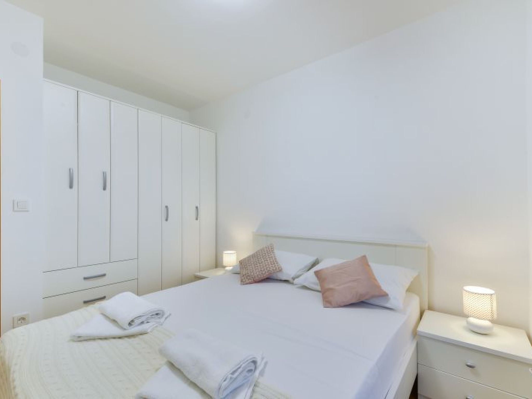 Vila Megy -  ID 2209-Image-tags.info