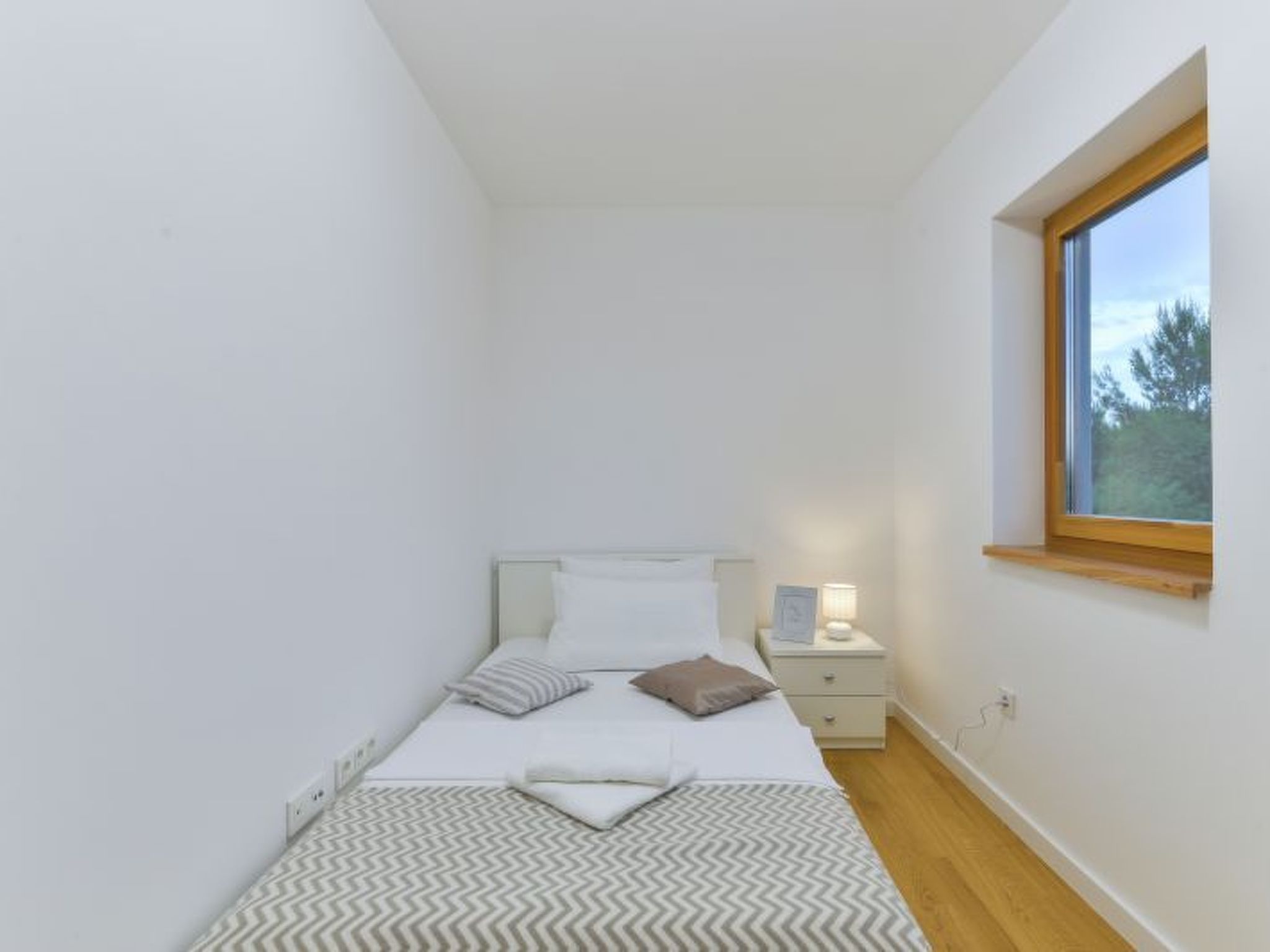 Vila Megy -  ID 2209-Image-tags.info