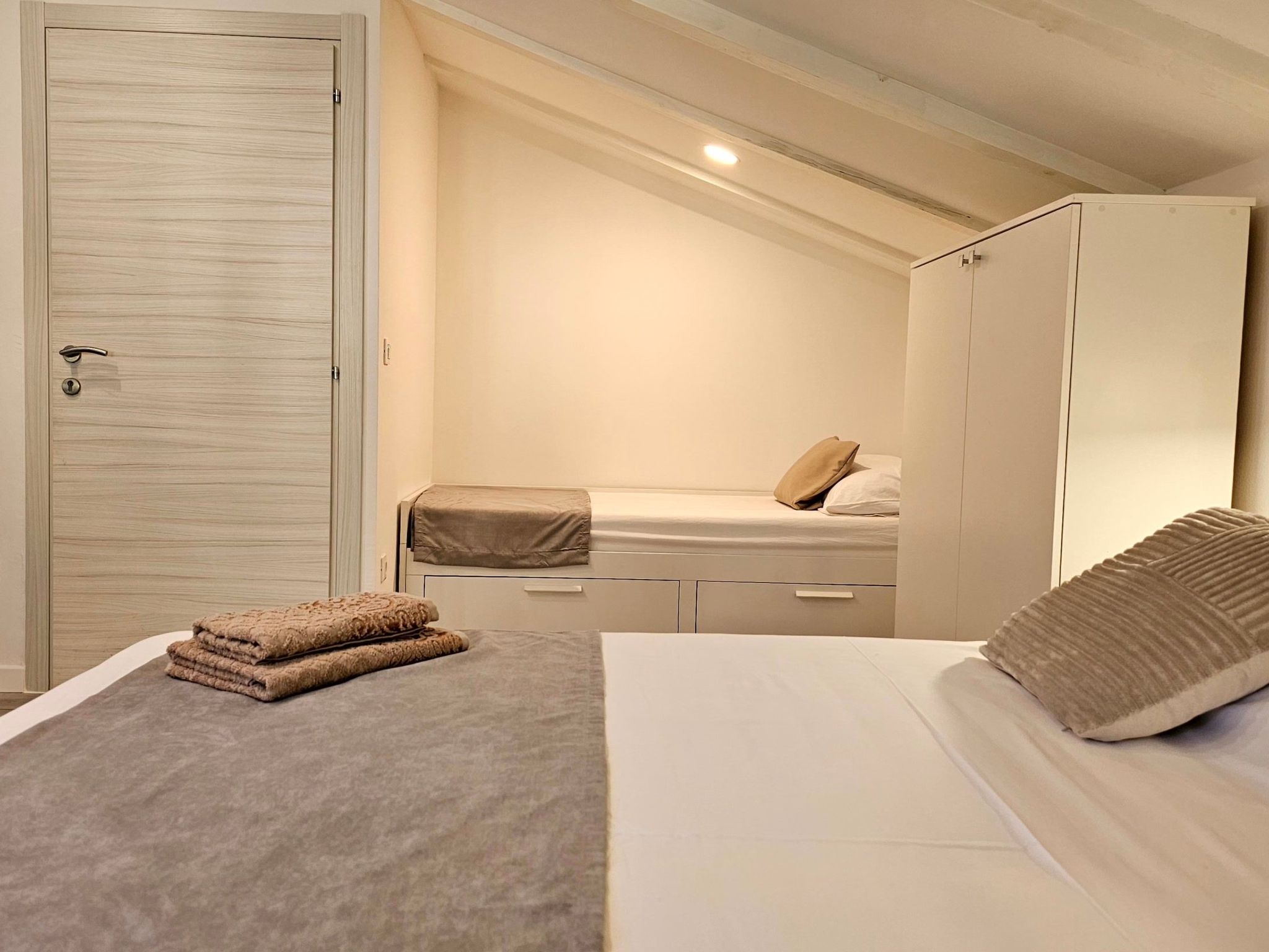 Villa Babilon - Dreibettzimmer 15 — Bedroom (4 of 12)