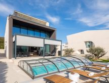 Villa Acacia: Luxe vrijstaande villa voor 9 personen vlakbij zee in Petrčane - thumbnail 1