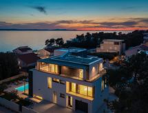 Villa Acacia: Luxe vrijstaande villa voor 9 personen vlakbij zee in Petrčane - thumbnail 2