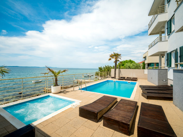 Aan het strand: Luxe vakantiehuis in Kožino met verwarmd zwembad in Kožino