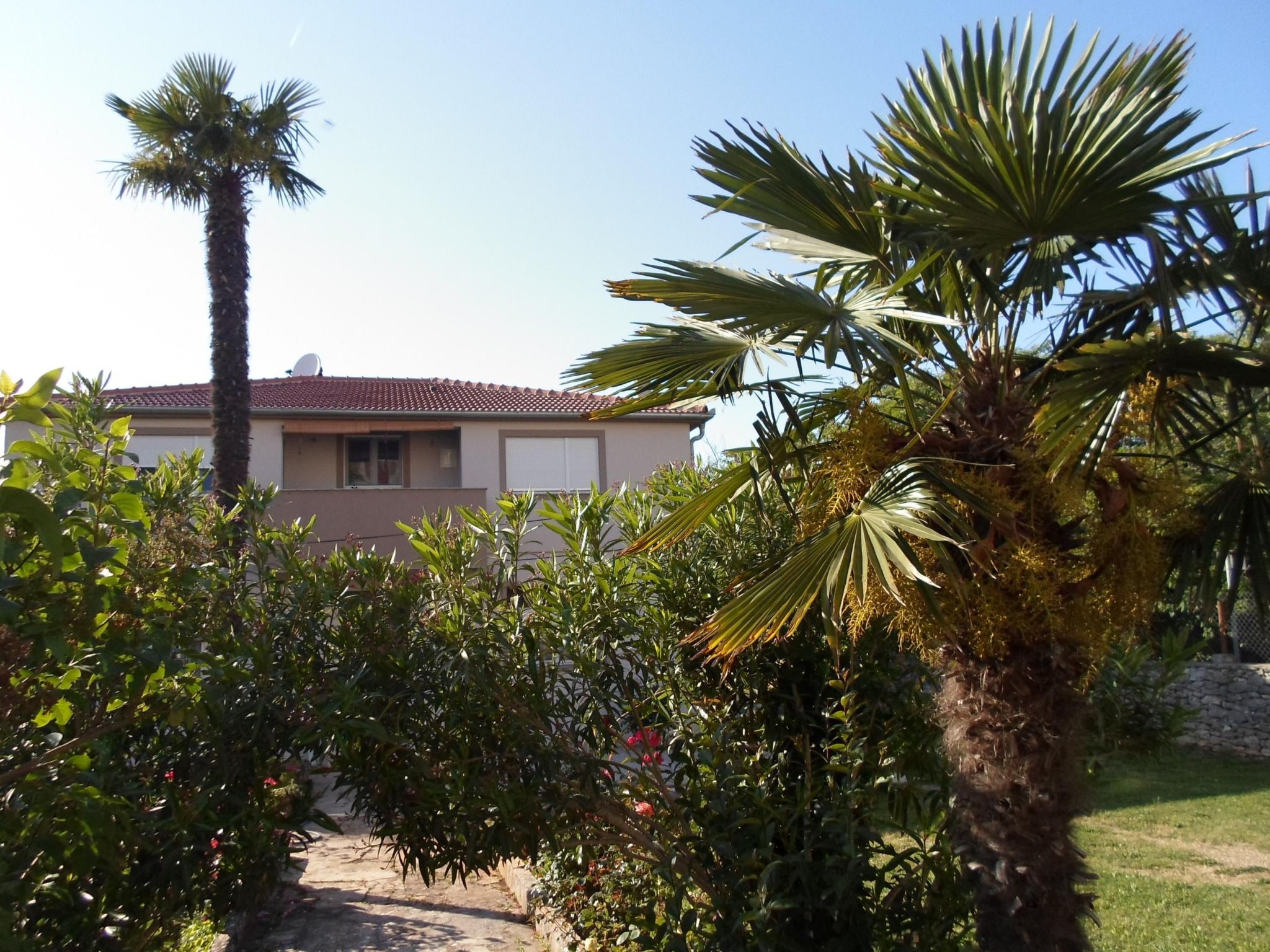 Modern eingerichtete Ferienwohnung mit großer privater Terasse, Außendusche und