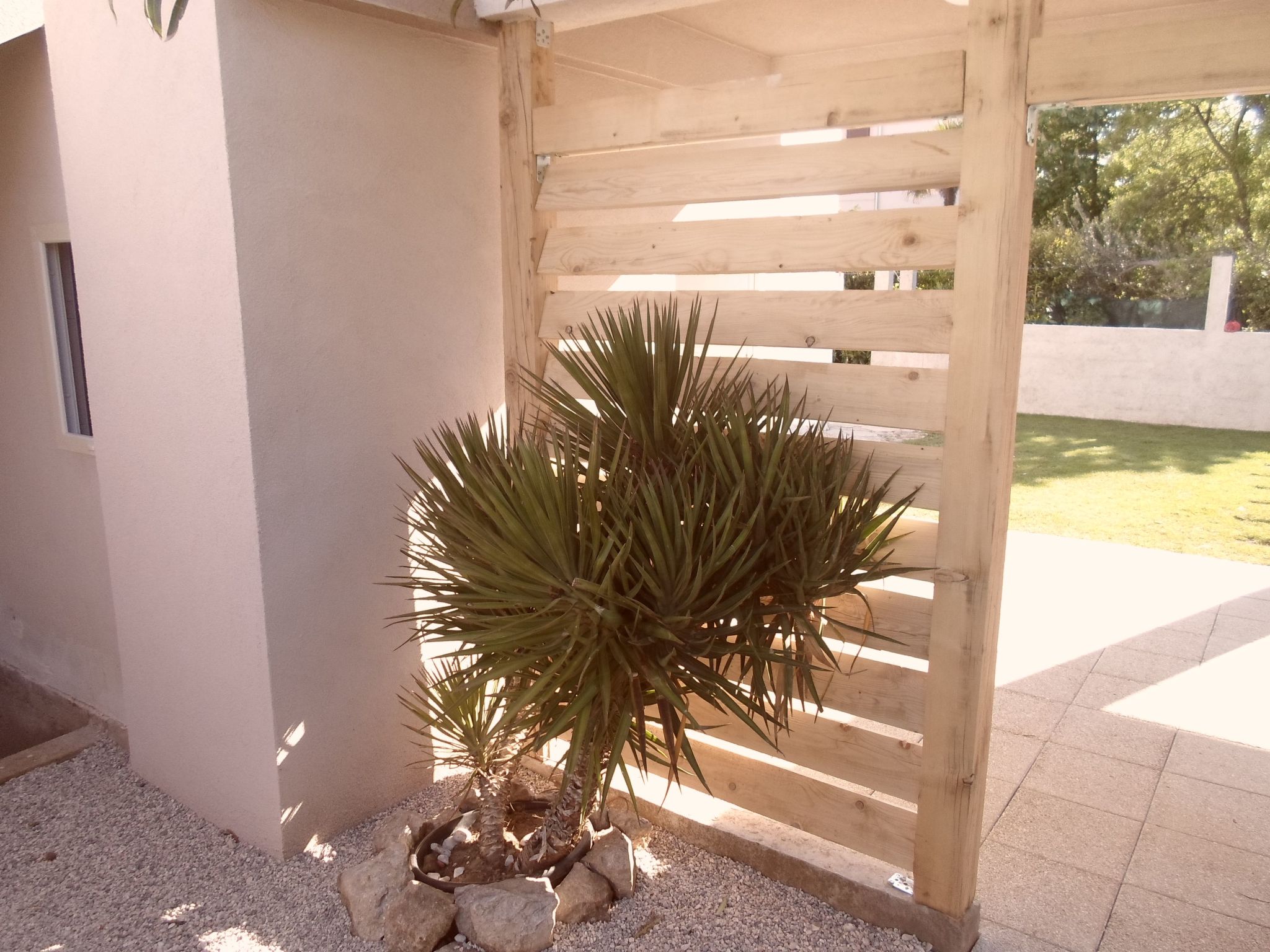 Modern eingerichtete Ferienwohnung mit großer privater Terasse, Außendusche und