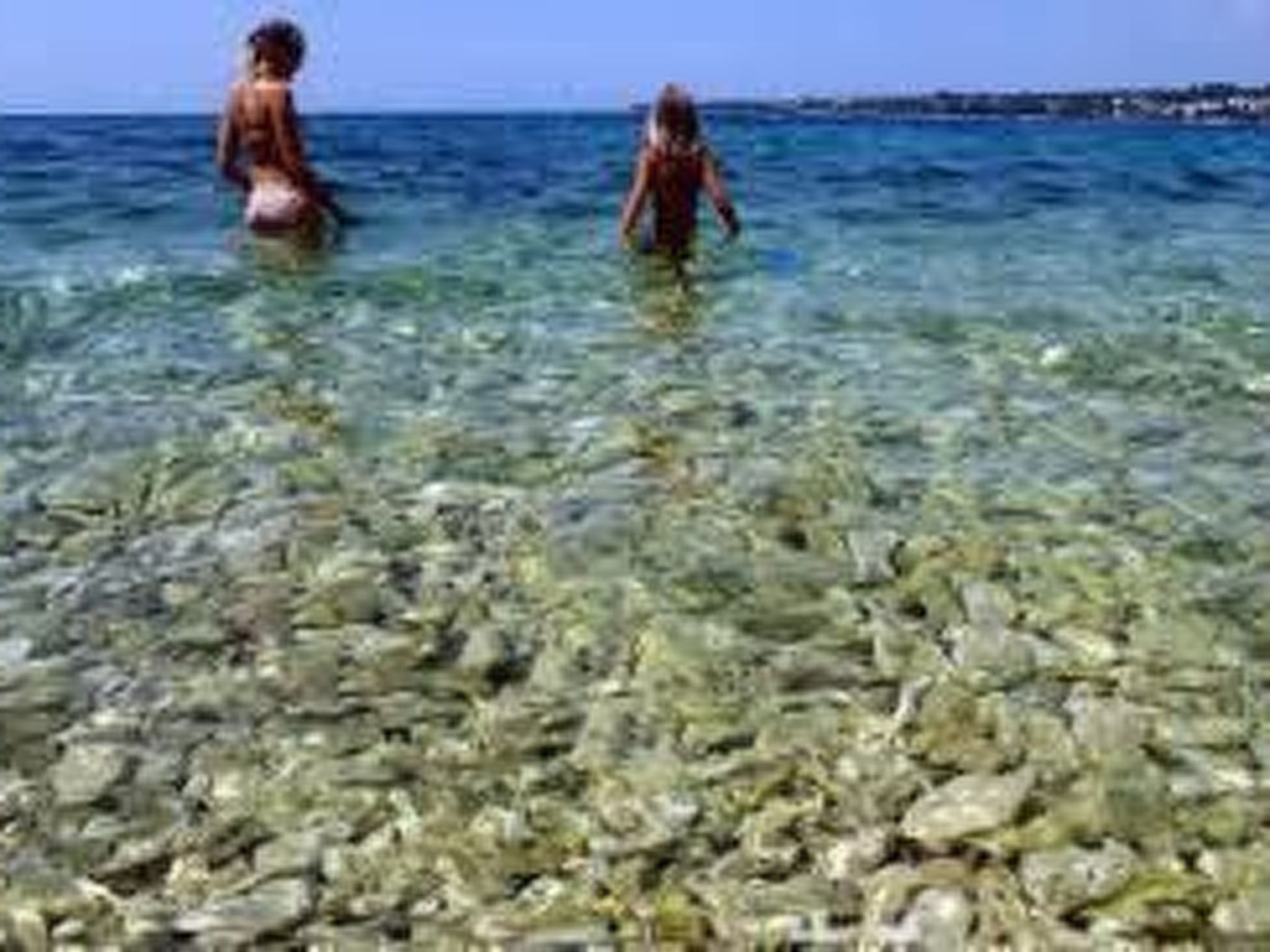 Modern eingerichtete Ferienwohnung mit großer privater Terasse, Außendusche und