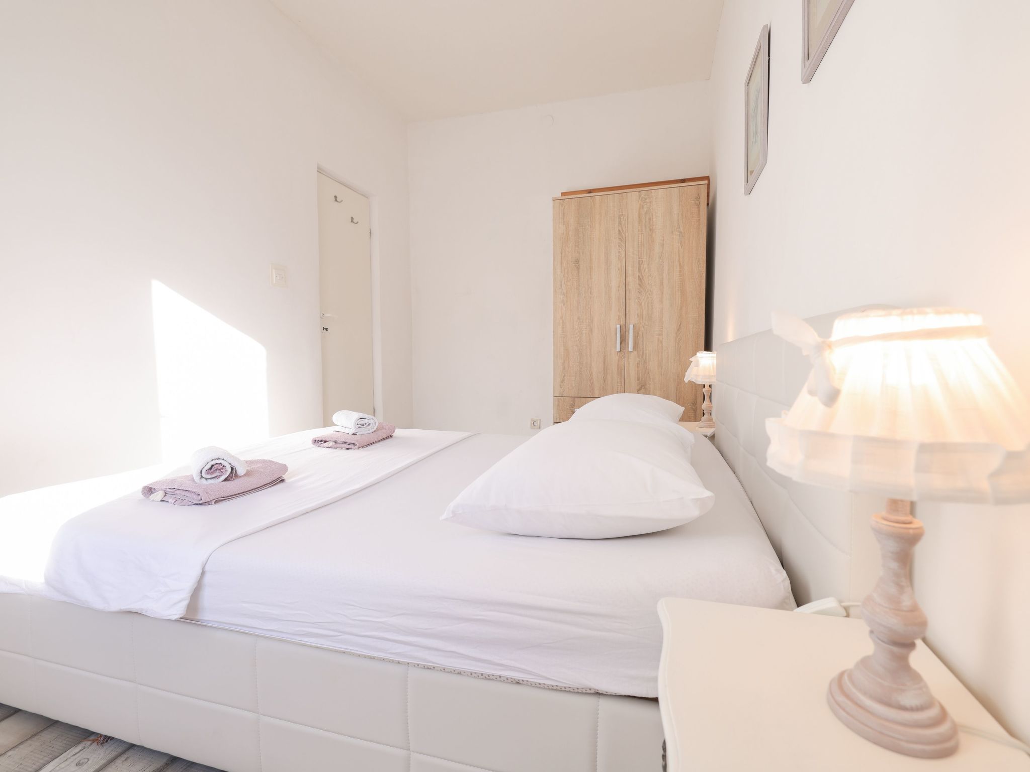 Modern eingerichtete Ferienwohnung mit großer privater Terasse, Außendusche und - Image-tags.info