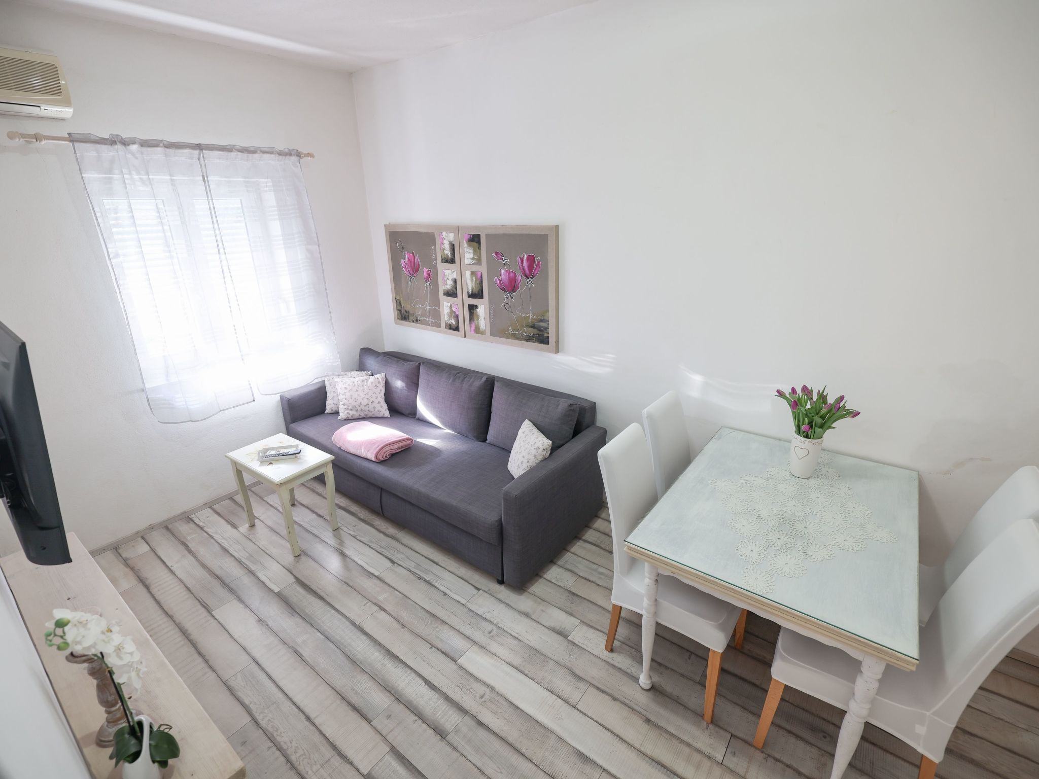 Modern eingerichtete Ferienwohnung mit großer privater Terasse, Außendusche und - Image-tags.info