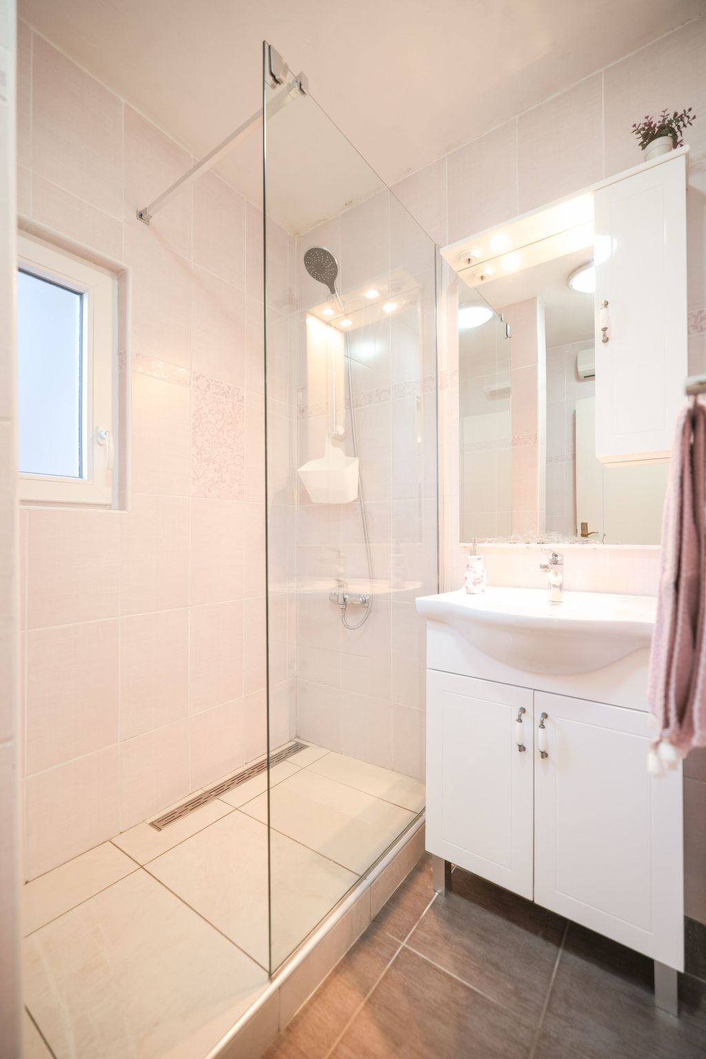 Modern eingerichtete Ferienwohnung mit großer privater Terasse, Außendusche und - Image-tags.info