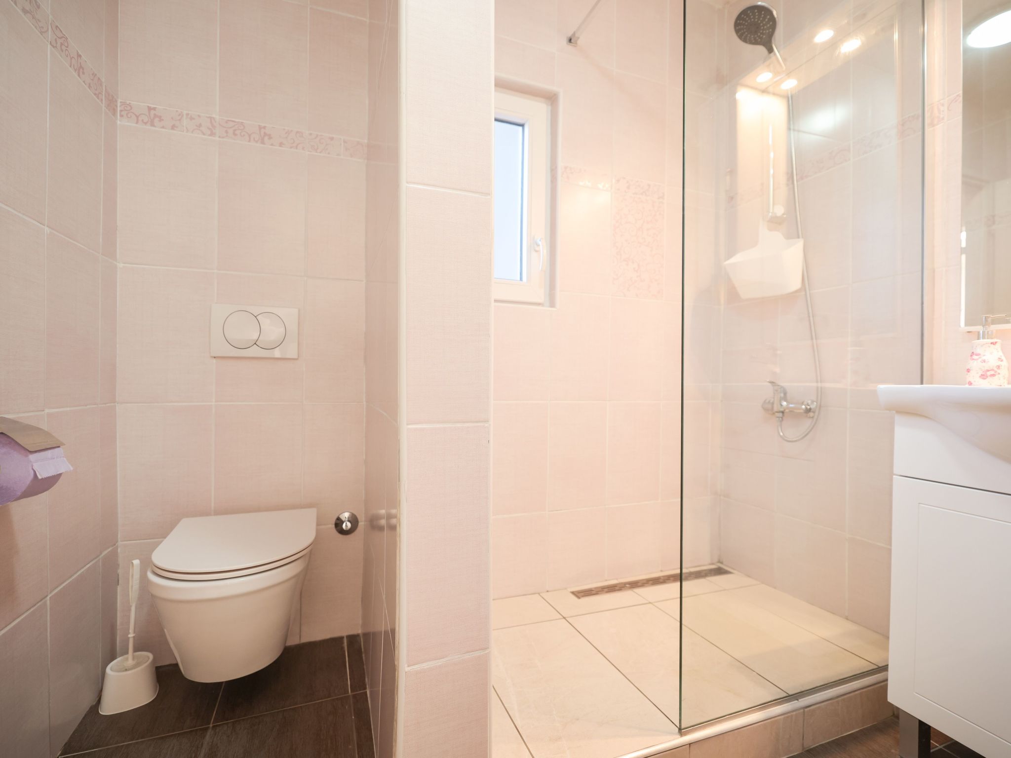 Modern eingerichtete Ferienwohnung mit großer privater Terasse, Außendusche und - Image-tags.info