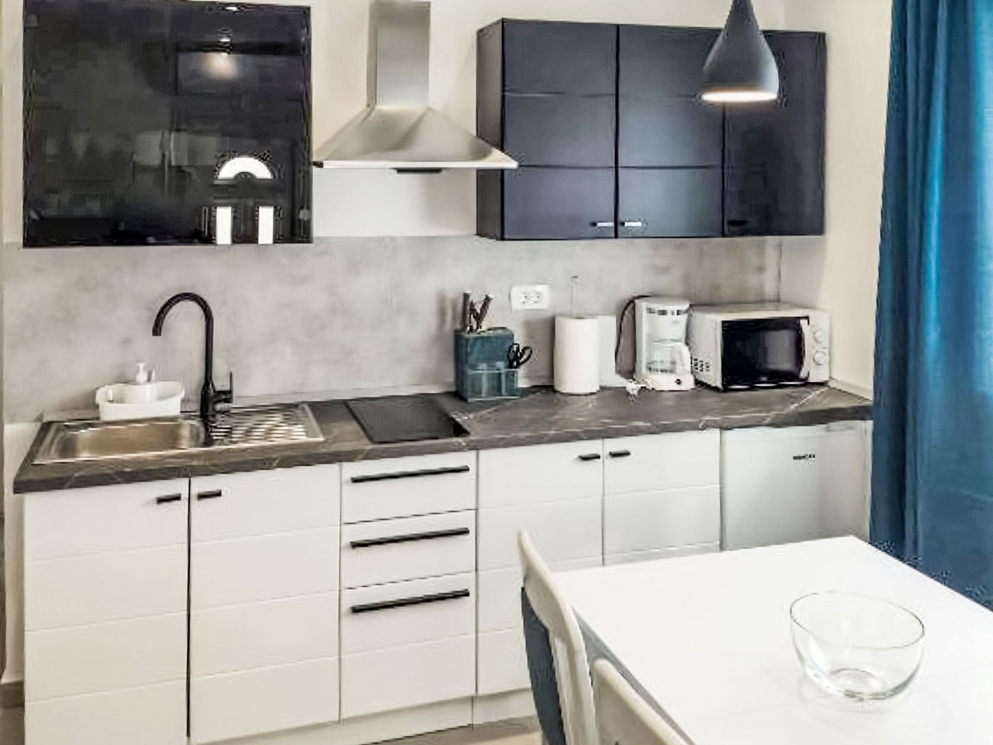 Appartement 2-kamers 30 m2, op de bovenverdieping, op het zuidwesten gelegen. Woon-/eetkamer 16 m2 met Digitale TV en air-conditioning. Uitgang naar het terras. 1 kamer met 1 2-pers bed (2 x 90 cm, le..