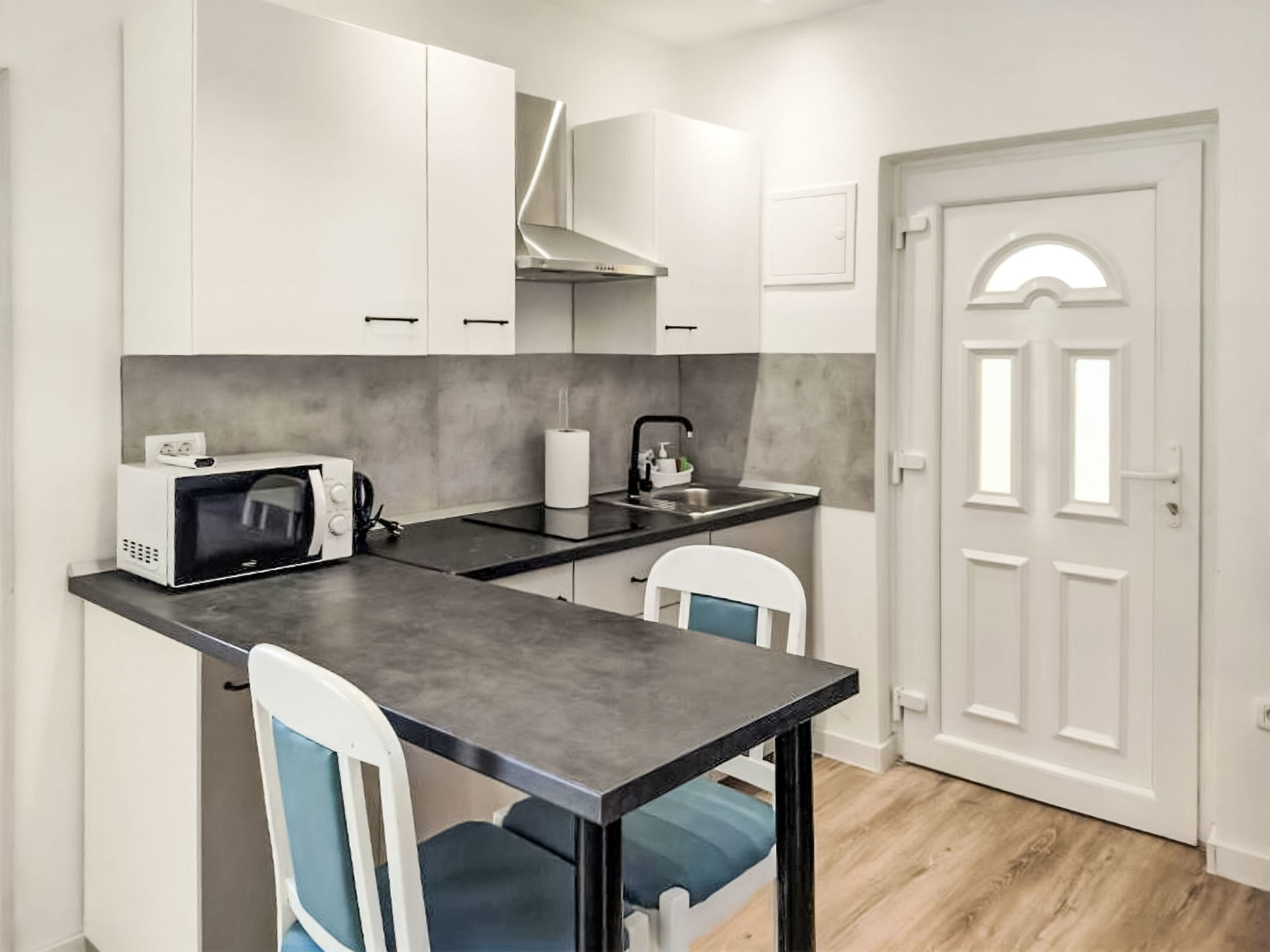 Studio 1-kamer 24 m2, op de bovenverdieping, op het zuidwesten gelegen. Woon-/eetkamer 16 m2 met Digitale TV en air-conditioning. Uitgang naar het terras. 1 kamer met 1 2-pers bed (1 x 160 cm, lengte ..