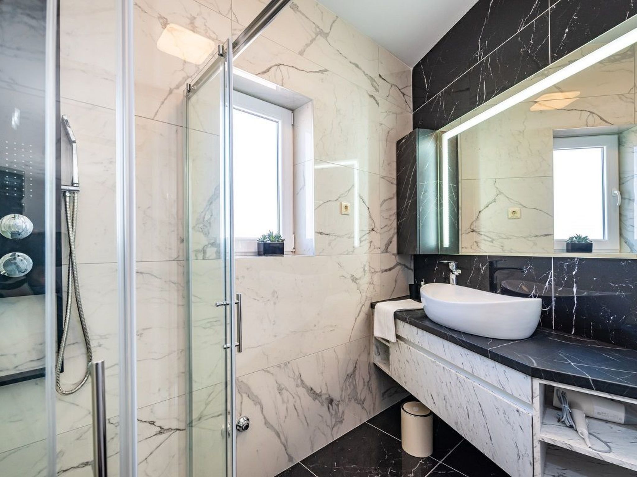 Dalmatinische Villa "Bocagnazzo" mit Pool-Drinnen