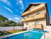 Villa YesPeace: Luxe groepsvilla met verwarmd zwembad nabij Zadar - thumbnail 2