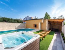 Villa YesPeace: Luxe groepsvilla met verwarmd zwembad nabij Zadar - thumbnail 5