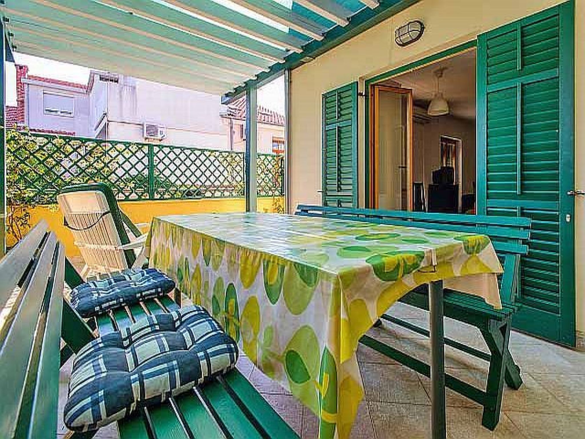 Mit Terrasse-Outside