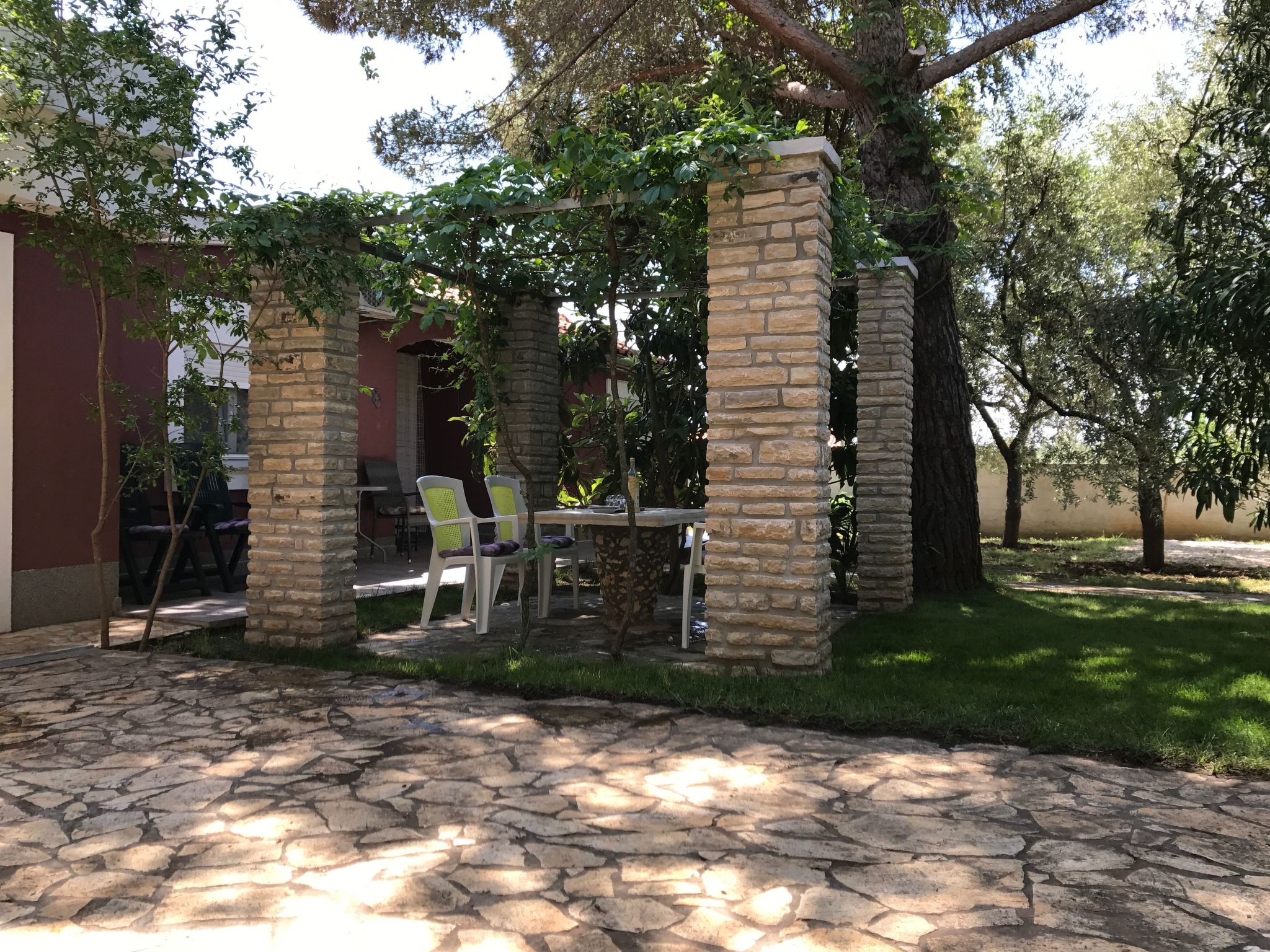 Strandnahes Haus Lolinka mit schattiger Terrasse-Image-tags.info