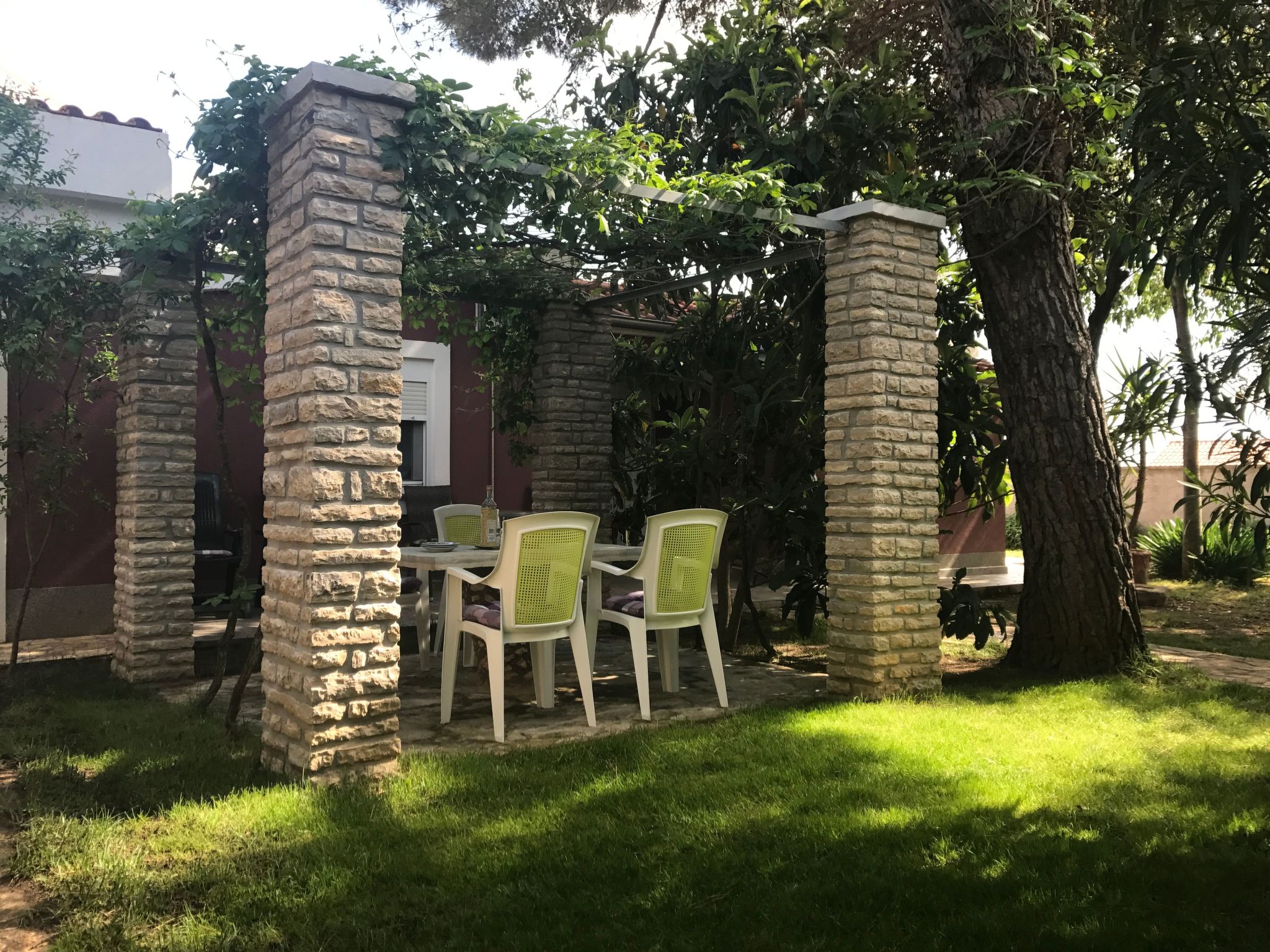 Strandnahes Haus Lolinka mit schattiger Terrasse-Image-tags.info