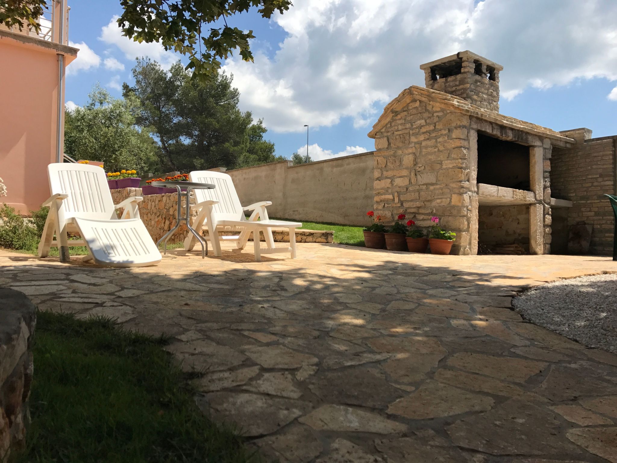 Strandnahes Haus Lolinka mit schattiger Terrasse-Image-tags.info