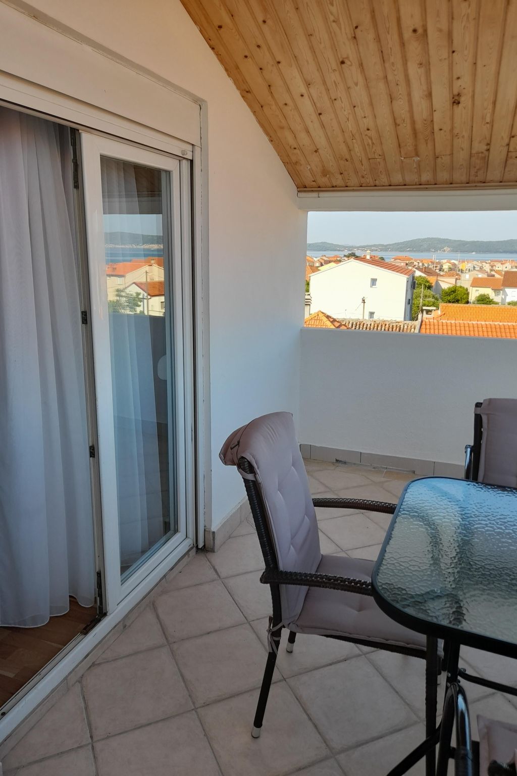 Mit Blick auf das Wasser