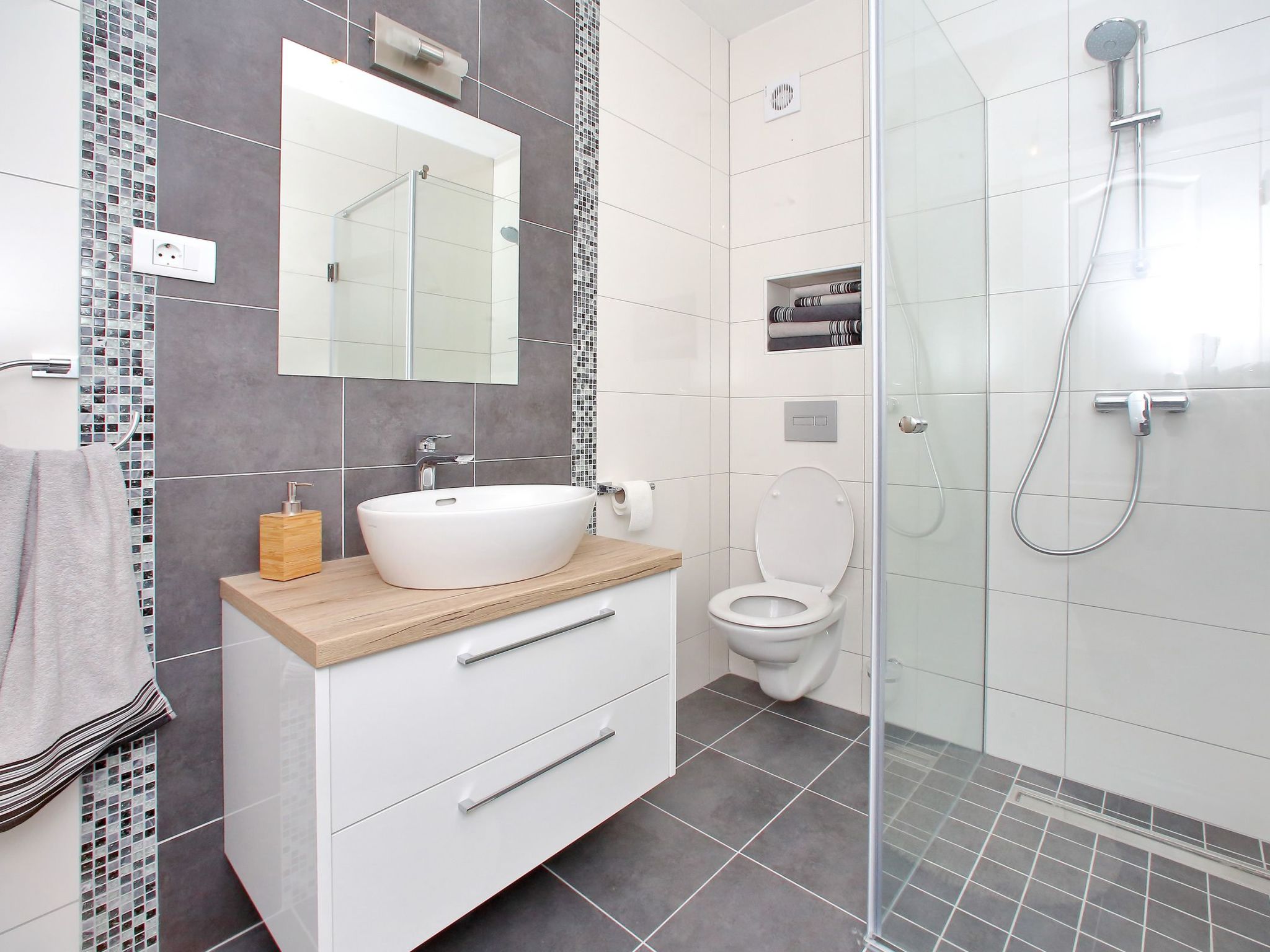 Photo of Große Wohnung in Bibinje mit Möblierter Terrasse