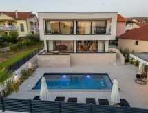 Villa Niksun: Luxe vrijstaande villa aan het strand in Bibinje, vlakbij Zadar - thumbnail 1