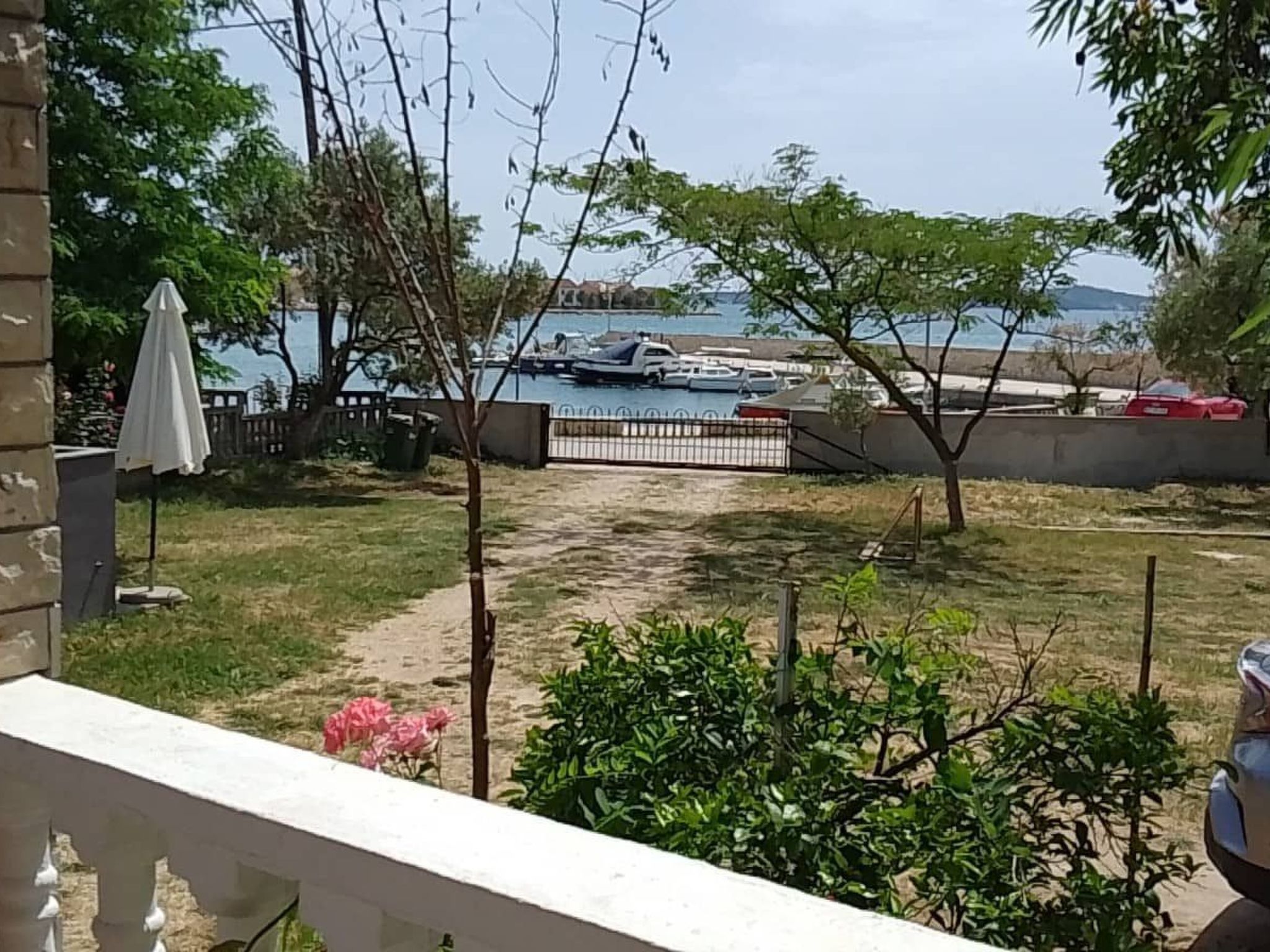 "Nani" mit Blick auf das Wasser