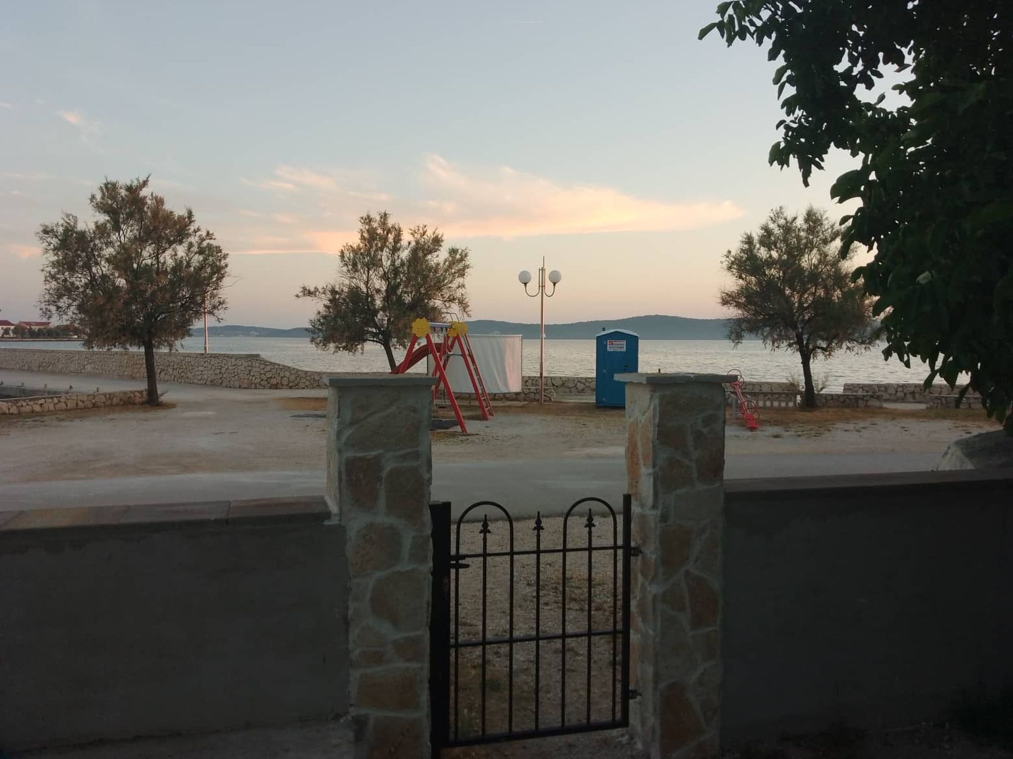 "Nani" mit Blick auf das Wasser