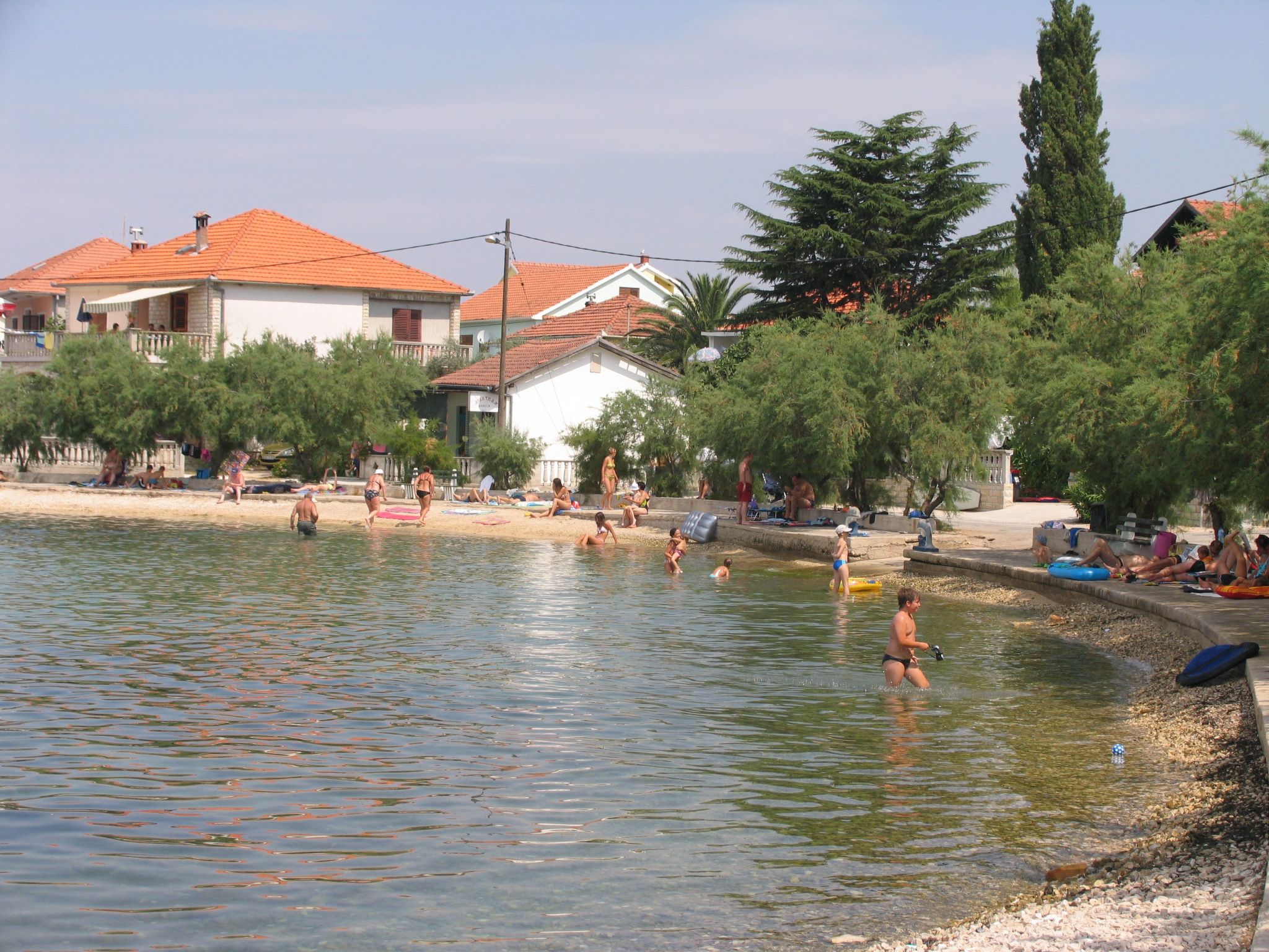 "Nani" mit Blick auf das Wasser-Draußen