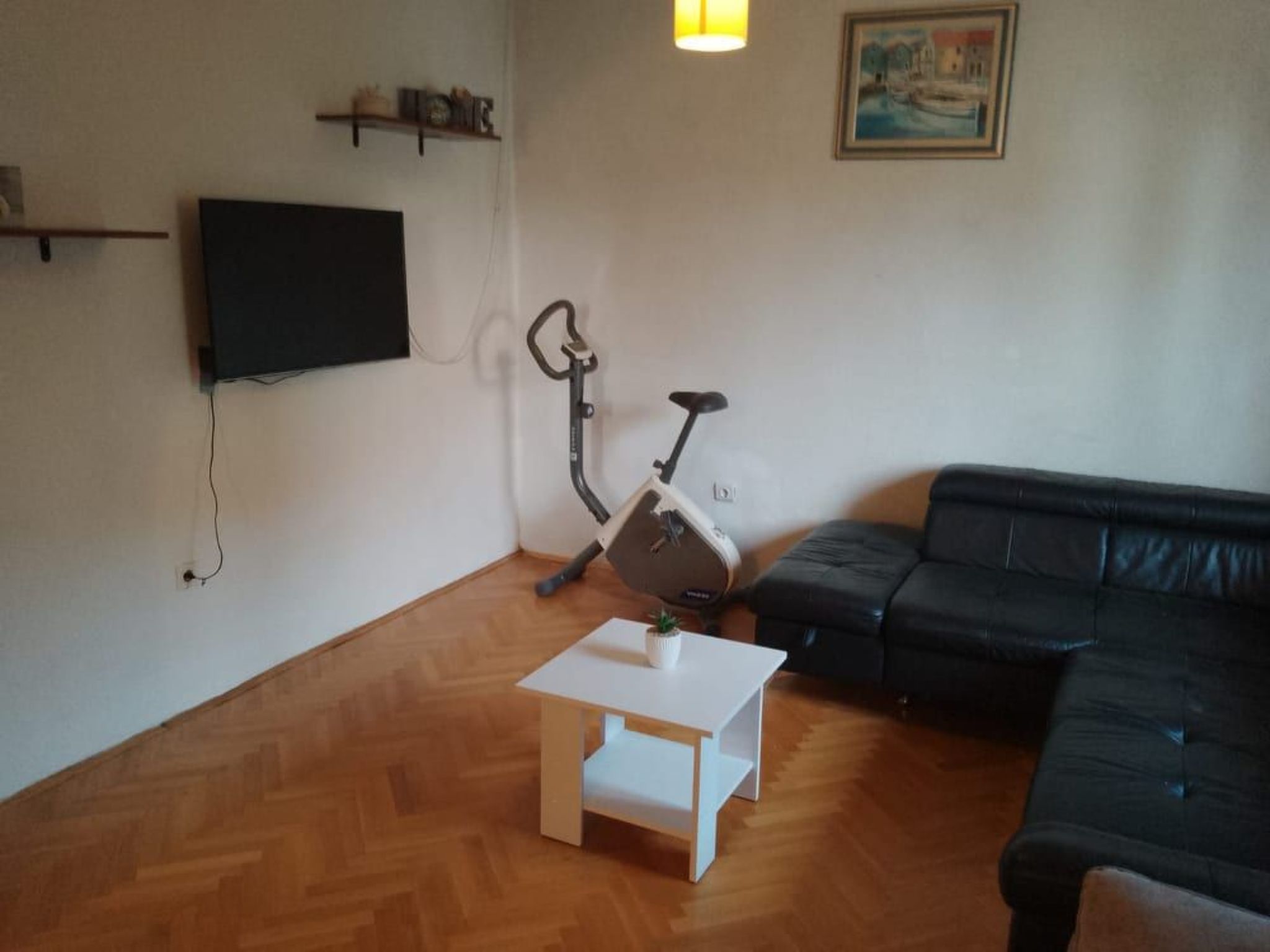 "Nani" mit Blick auf das Wasser-Drinnen