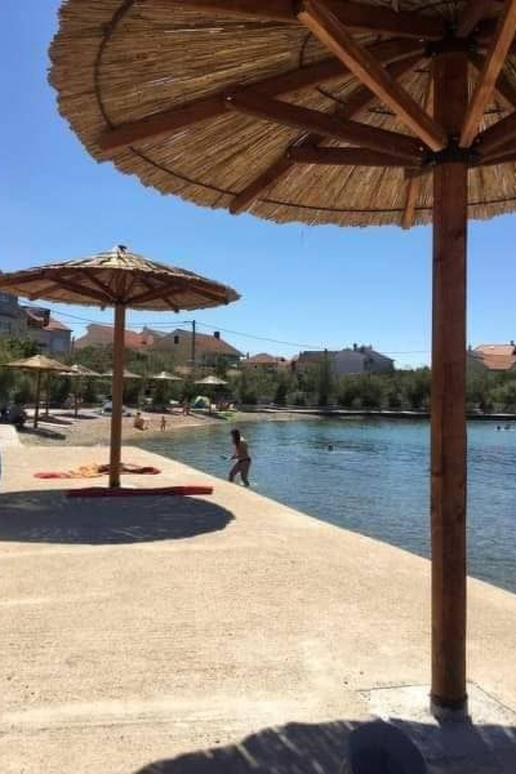 "Nani" mit Blick auf das Wasser-Draußen