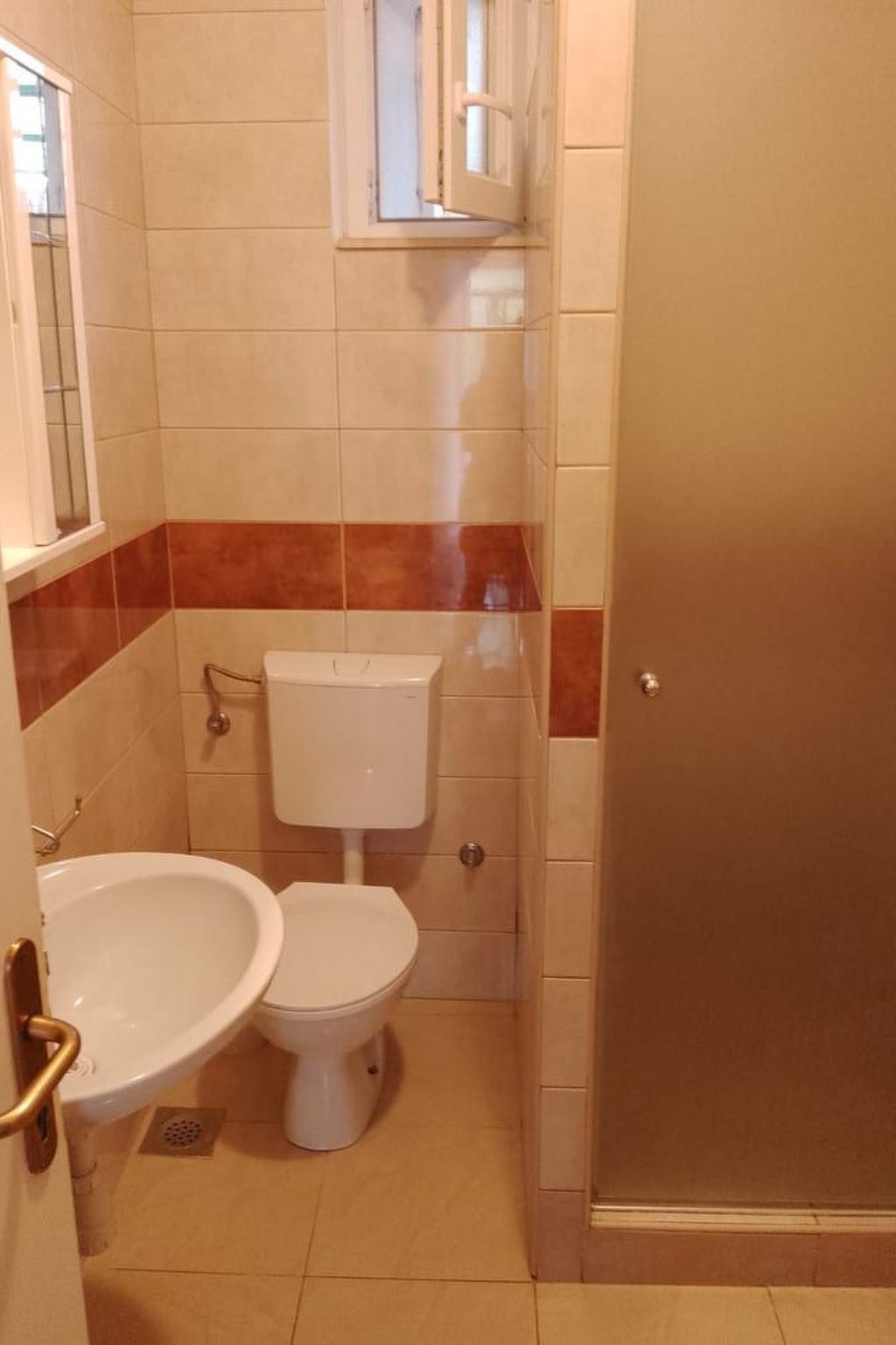 "Nani" mit Blick auf das Wasser-Drinnen