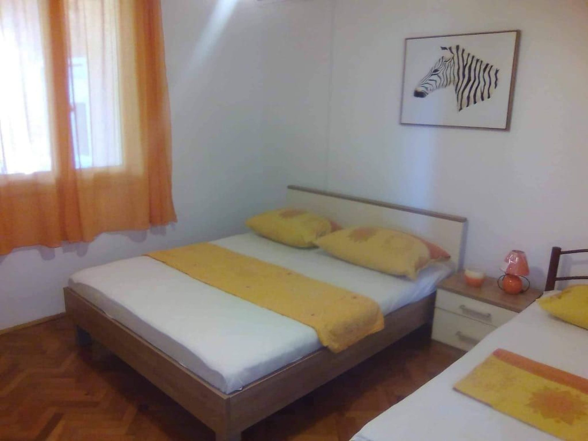 "Nani" mit Blick auf das Wasser-Drinnen