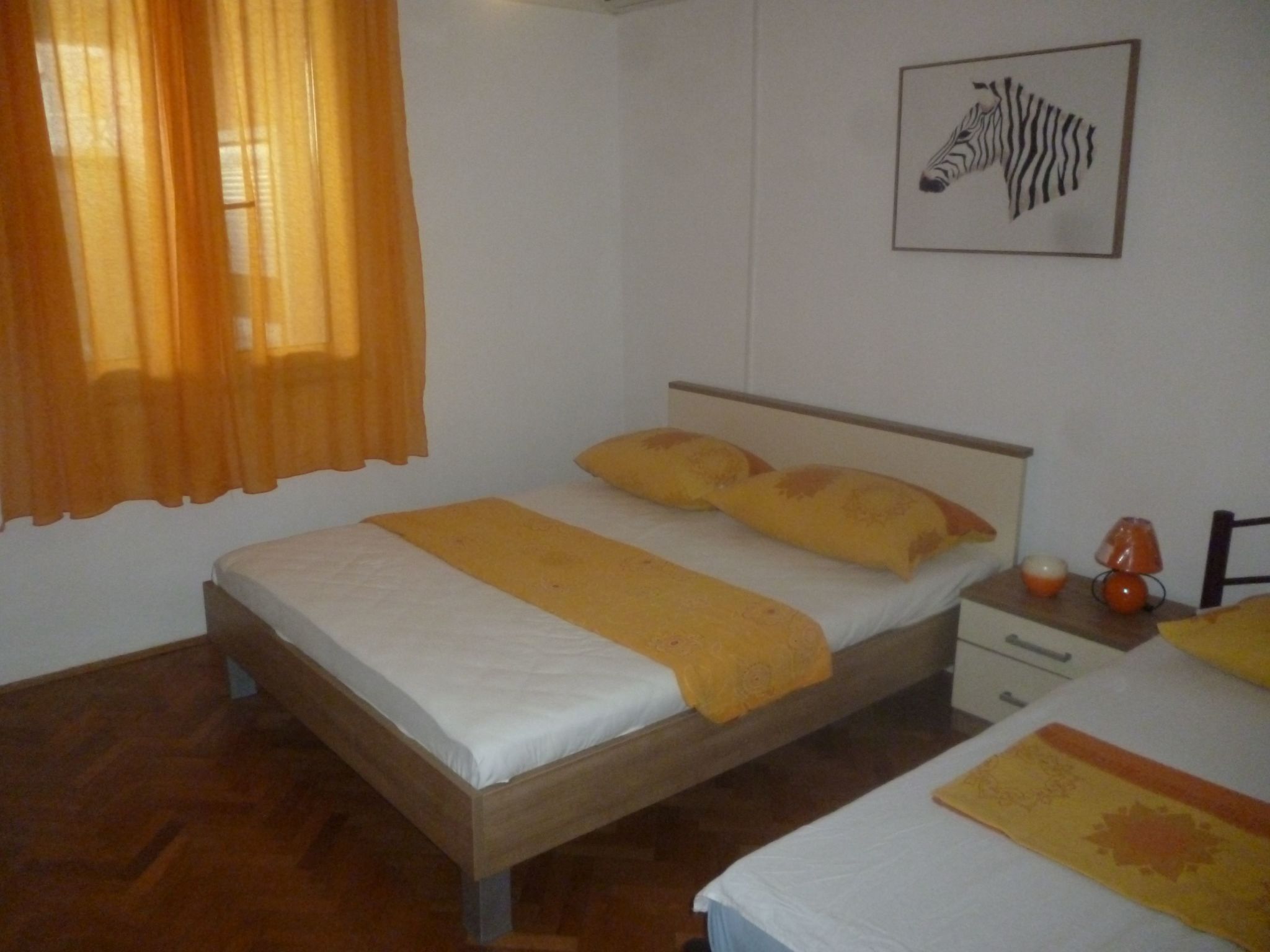 "Nani" mit Blick auf das Wasser-Drinnen