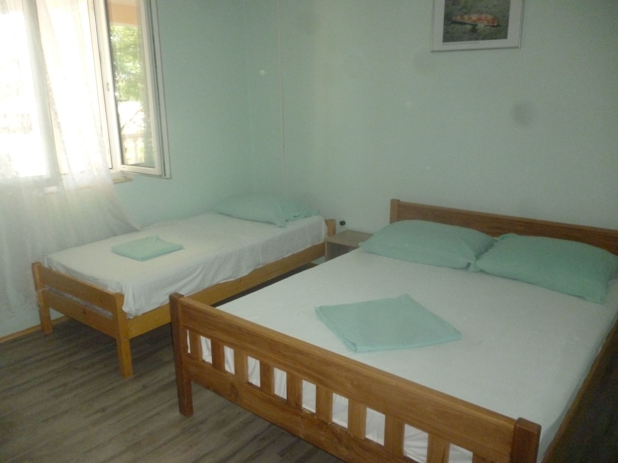 "Nani" mit Blick auf das Wasser-Drinnen