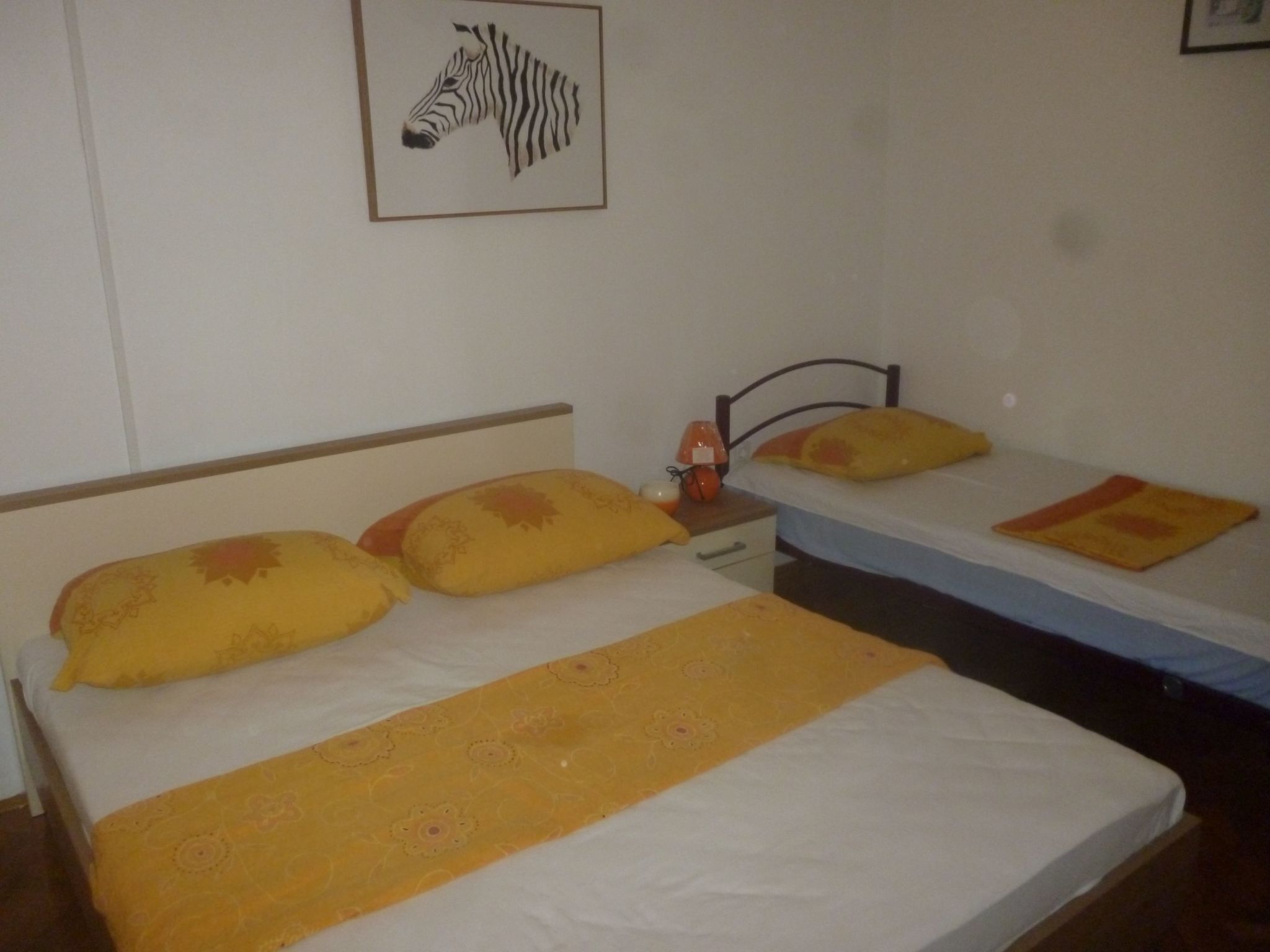 "Nani" mit Blick auf das Wasser-Drinnen