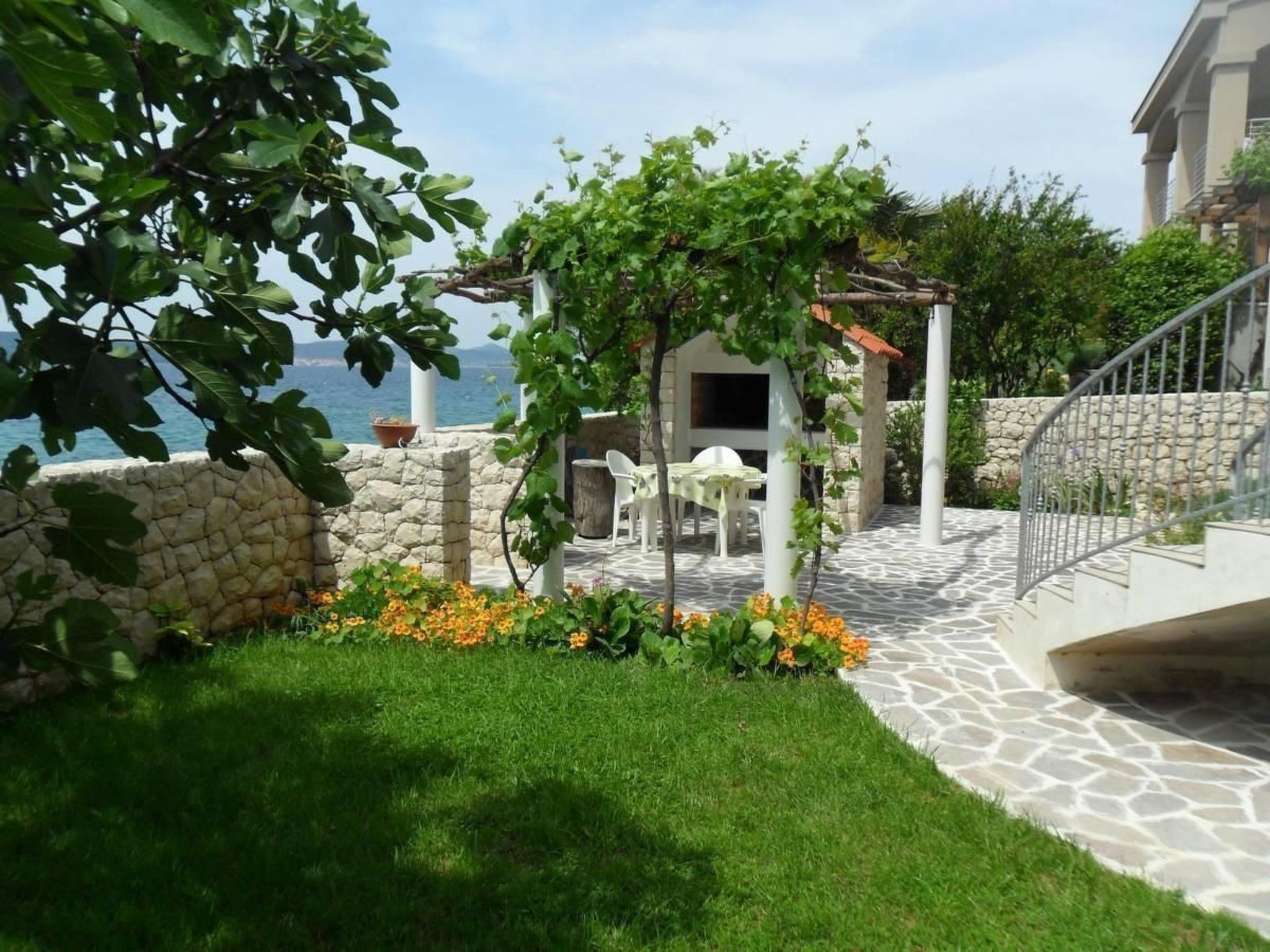 Studio-Apartment "Nives" mit Blick auf das Wasser-Dehors