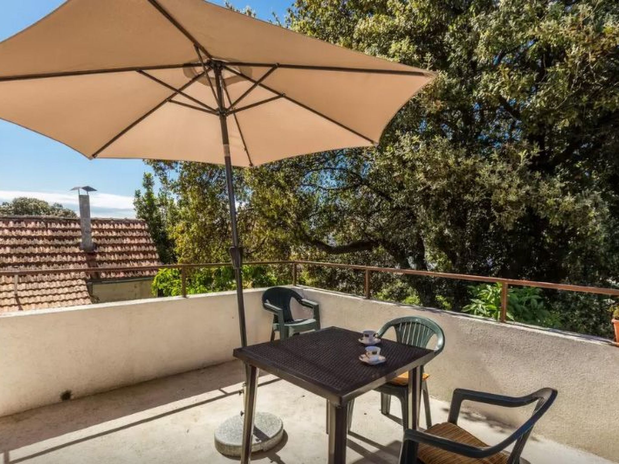 Photo of Modernes Appartement mit Terrasse