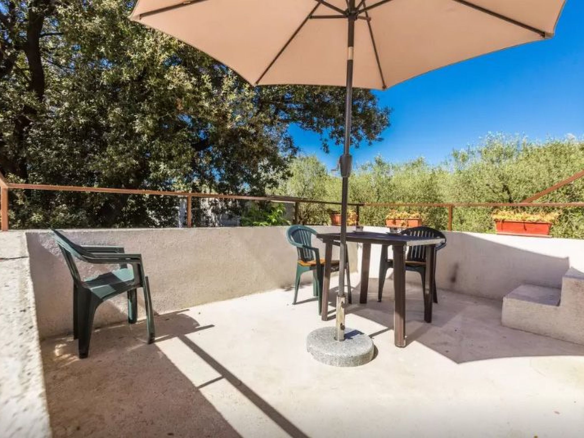 Photo of Modernes Appartement mit Terrasse