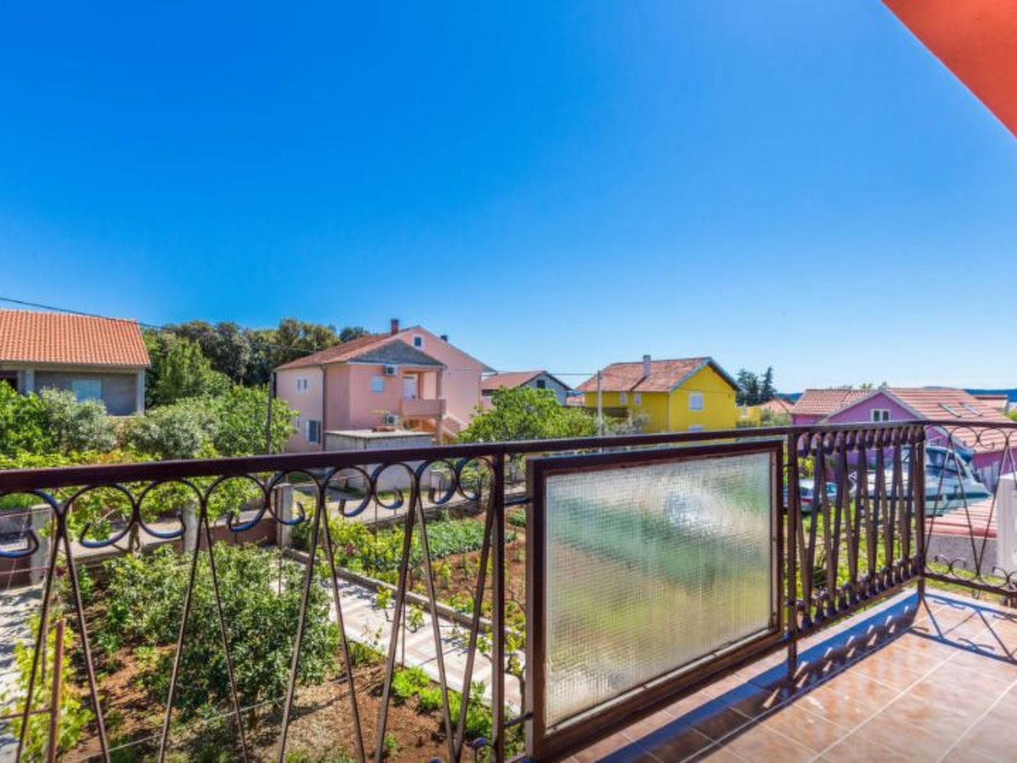 Photo of Sonnige Wohnung in Bibinje mit privatem Parkplatz