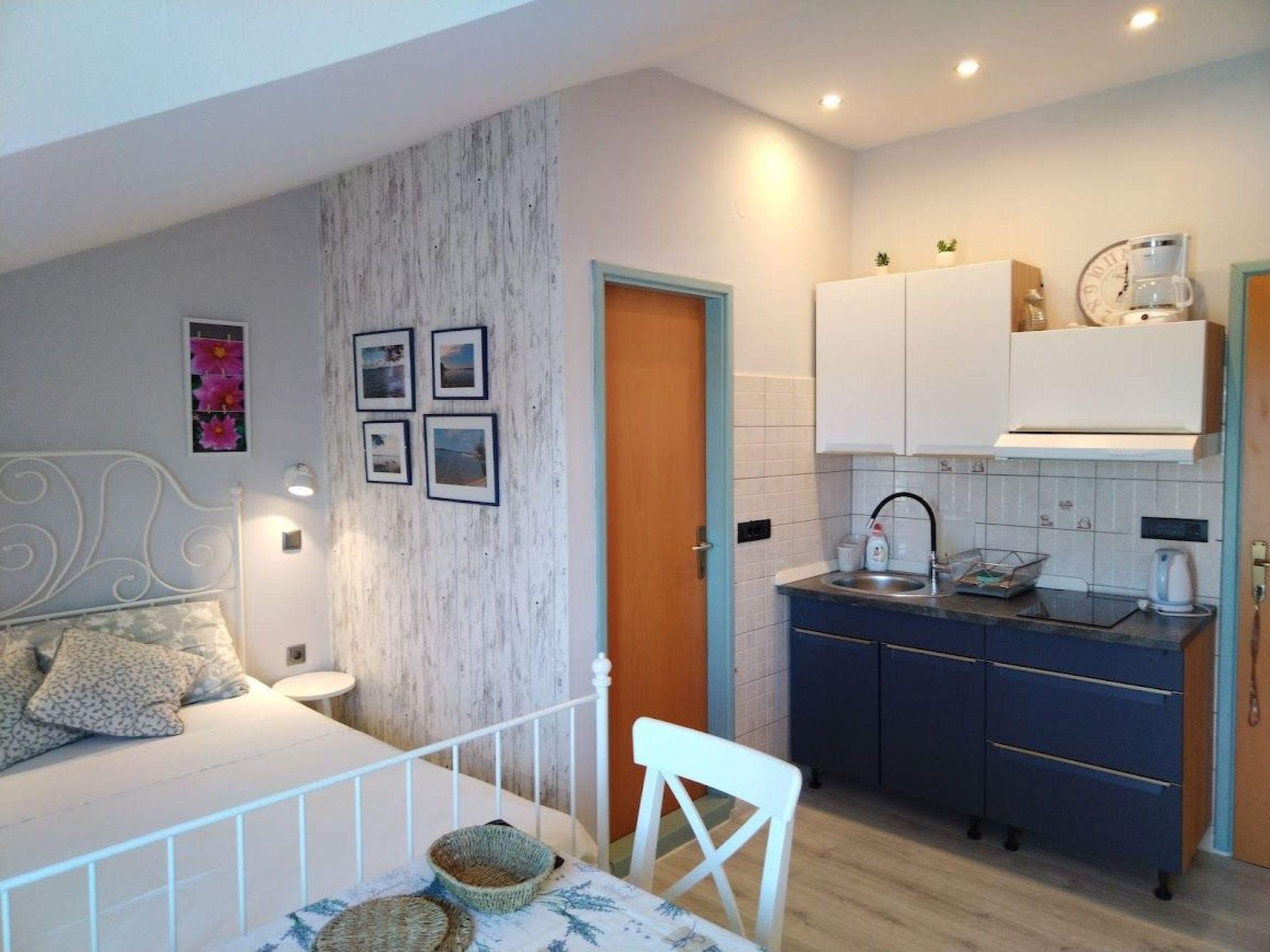 Studio-Apartment mit Balkon und Meerblick-Image-tags.info