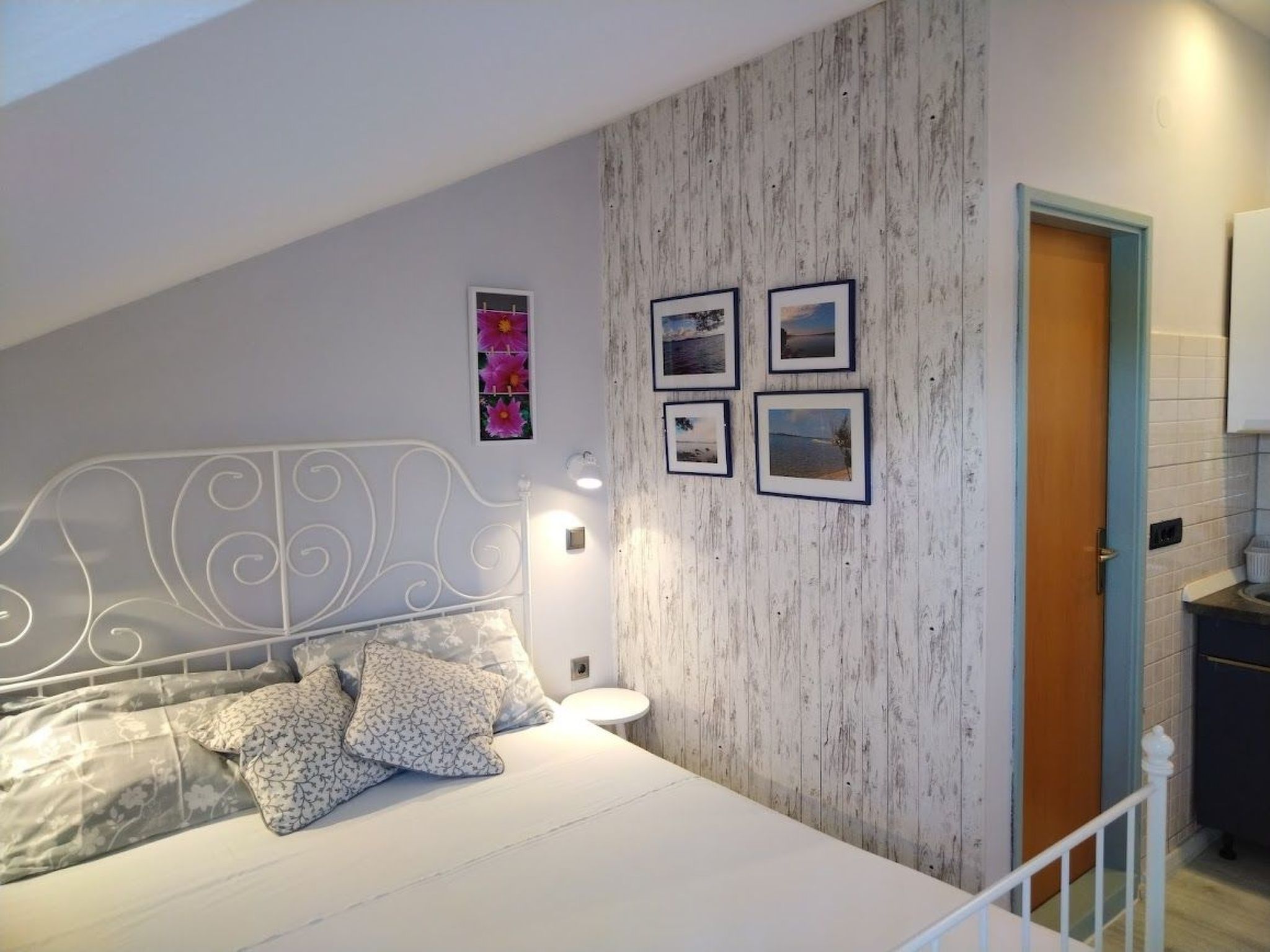 Studio-Apartment mit Balkon und Meerblick-Image-tags.info