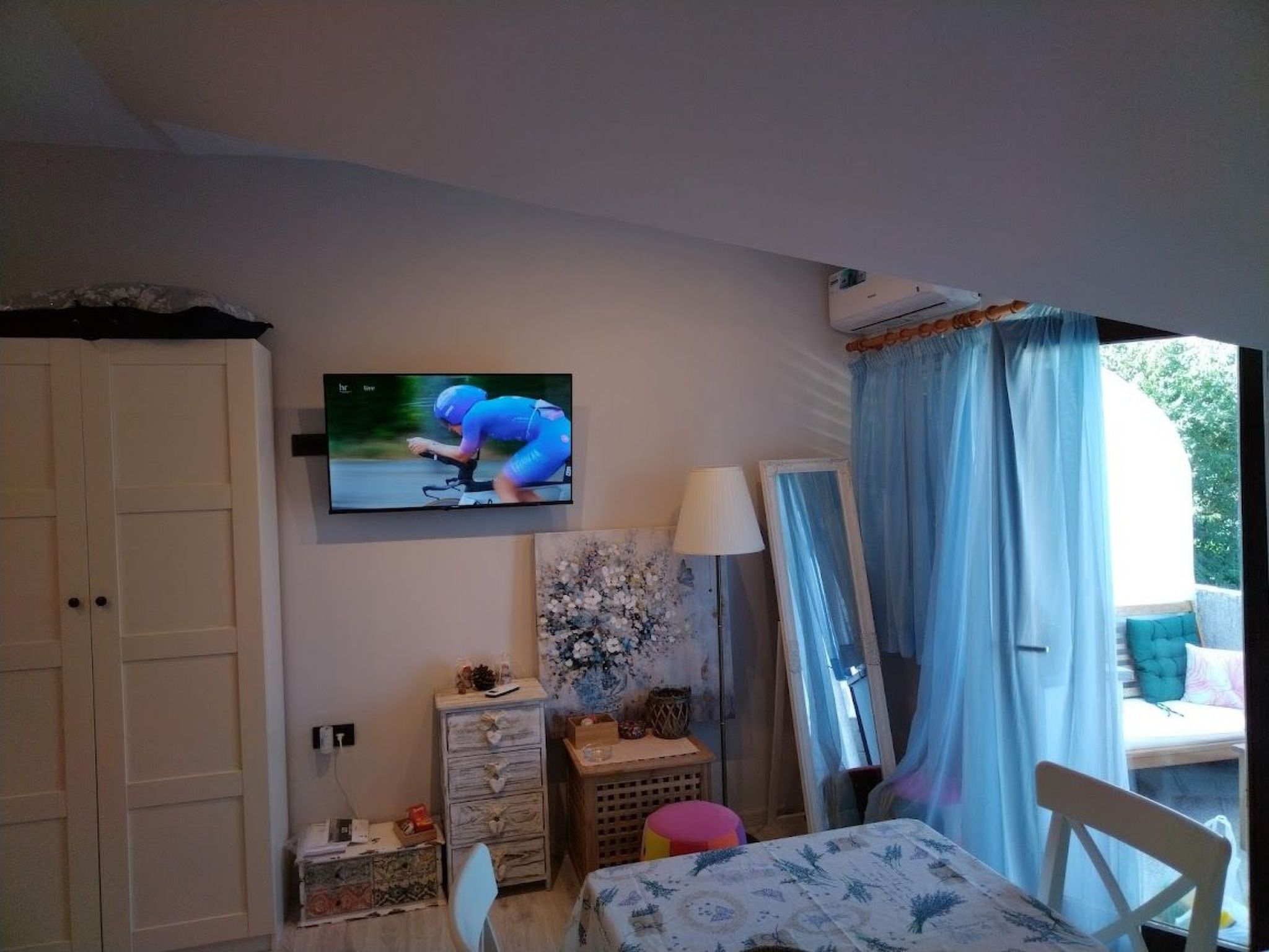 Studio-Apartment mit Balkon und Meerblick-Image-tags.info