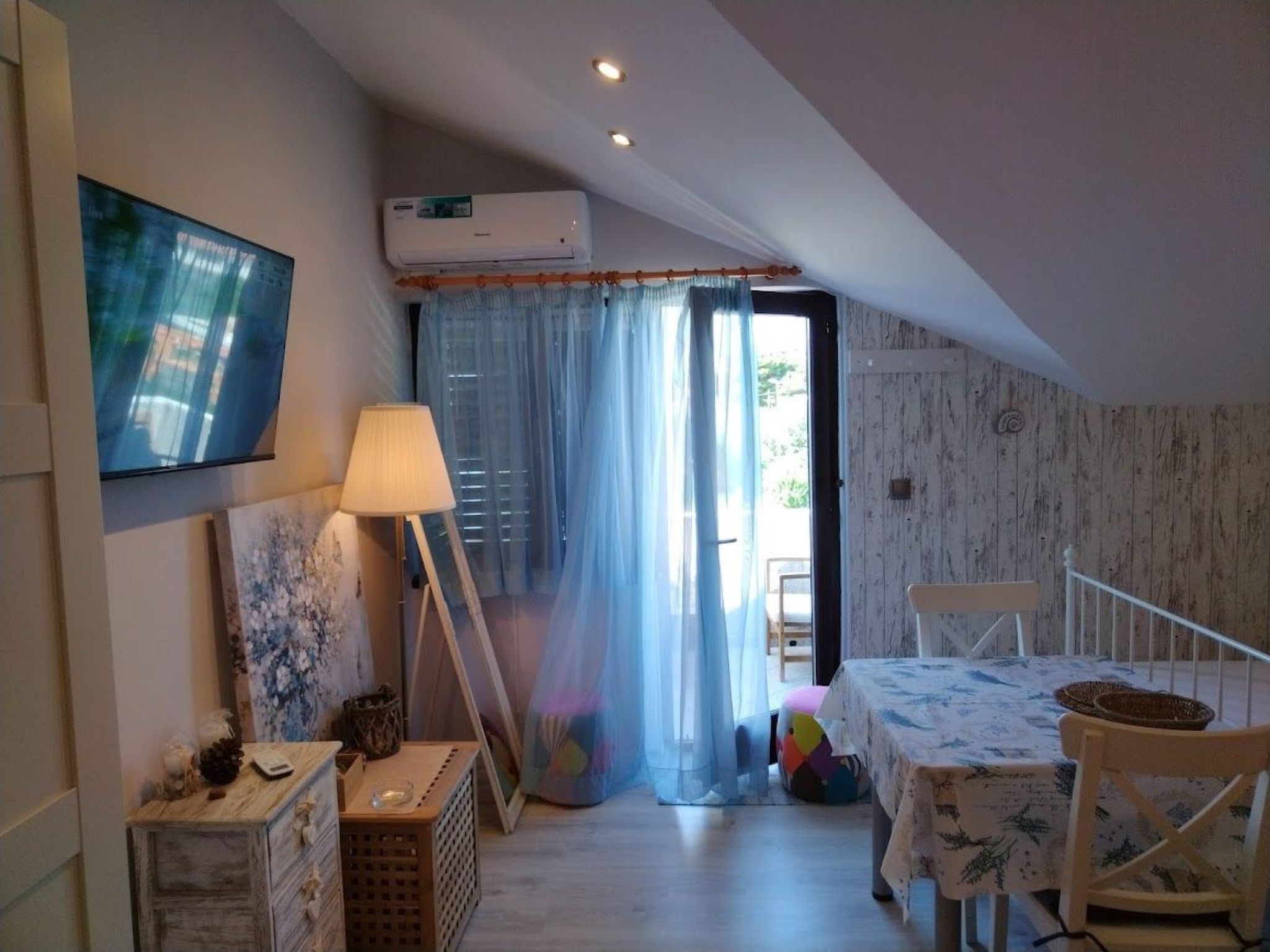 Studio-Apartment mit Balkon und Meerblick-Image-tags.info