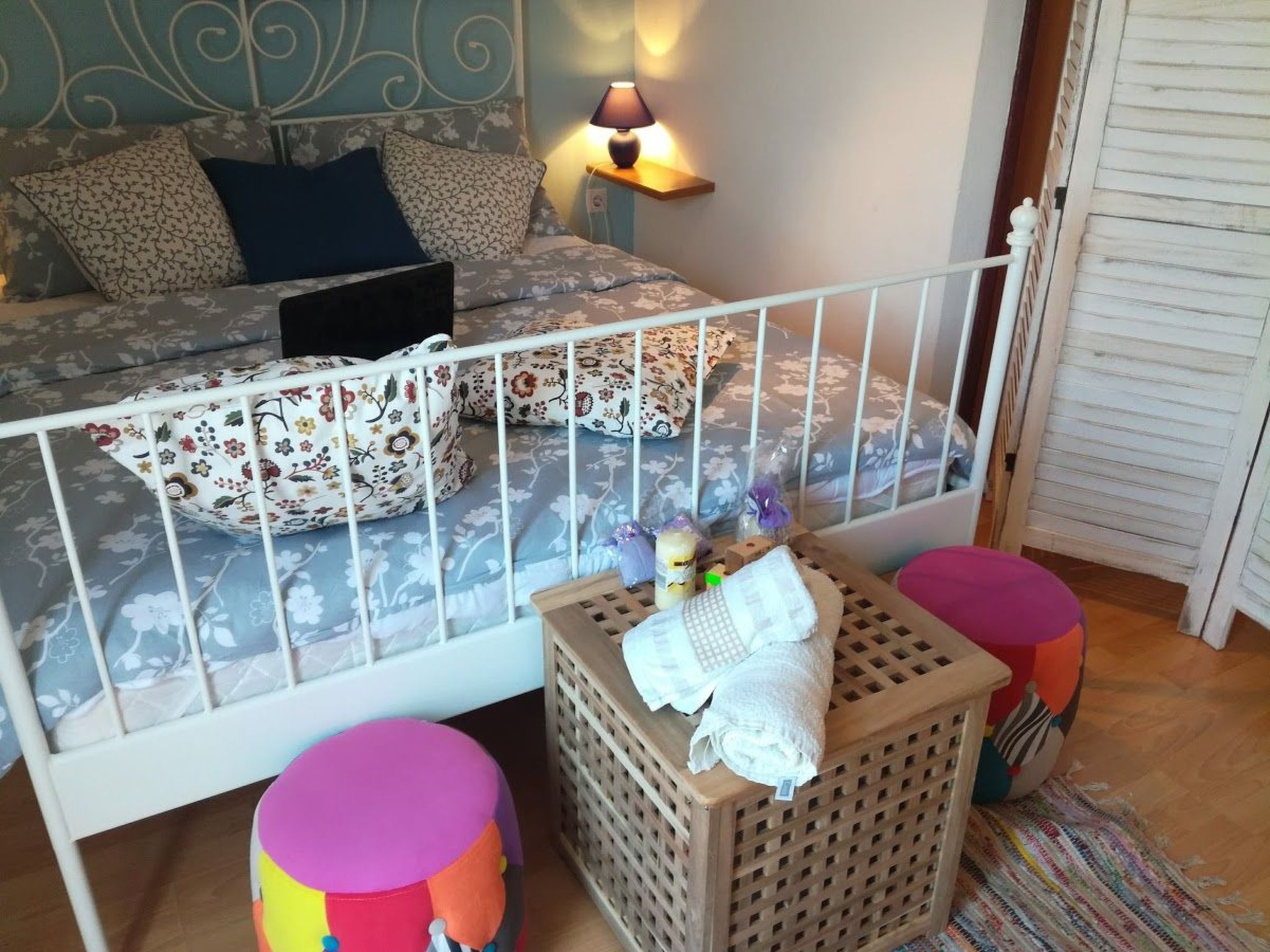 Studio-Apartment mit Balkon und Meerblick-Image-tags.info